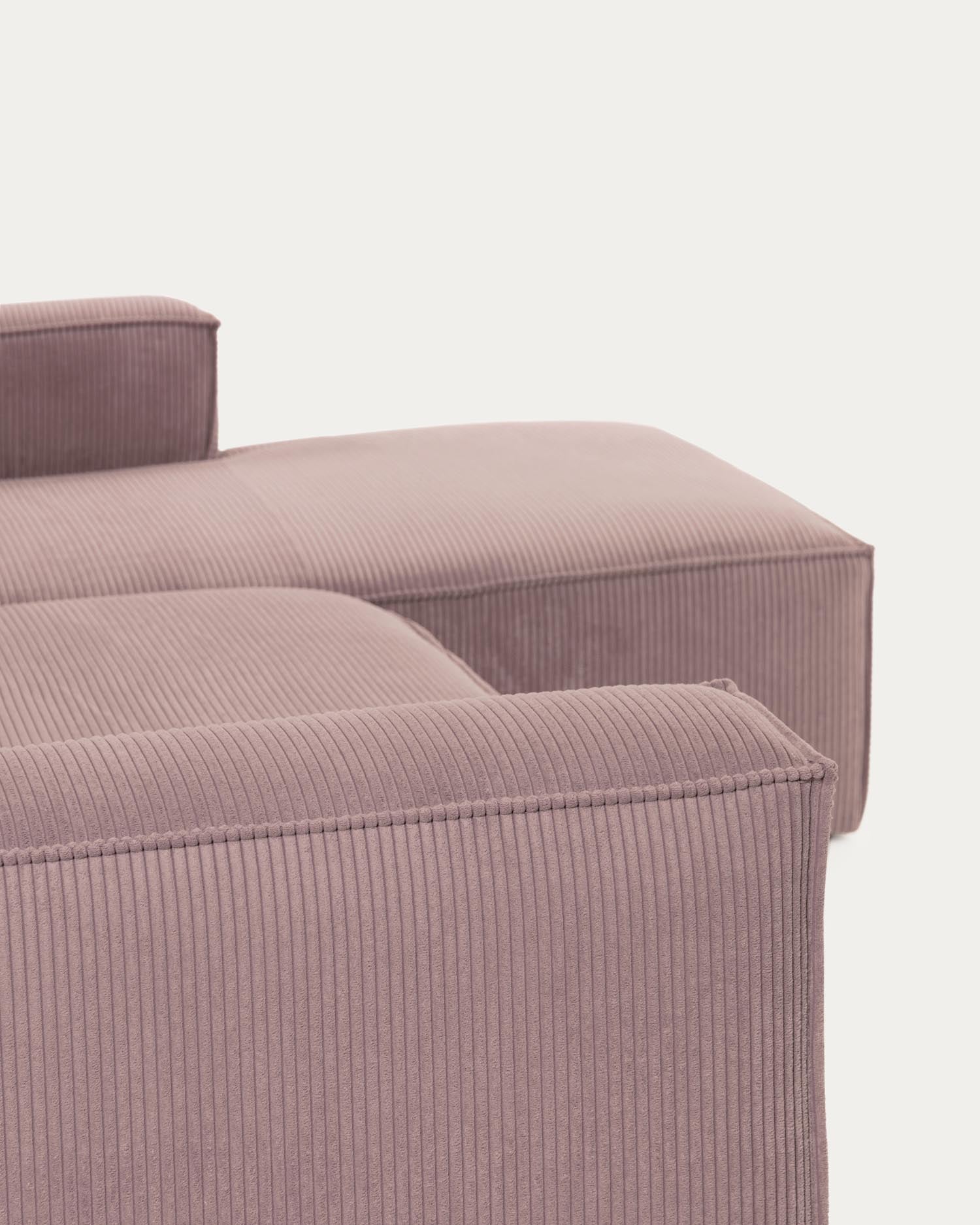 Blok 2-Sitzer-Sofa mit Chaiselongue rechts breiter Cord rosa 240 cm in Rosa präsentiert im Onlineshop von KAQTU Design AG. 2er Sofa ist von Kave Home