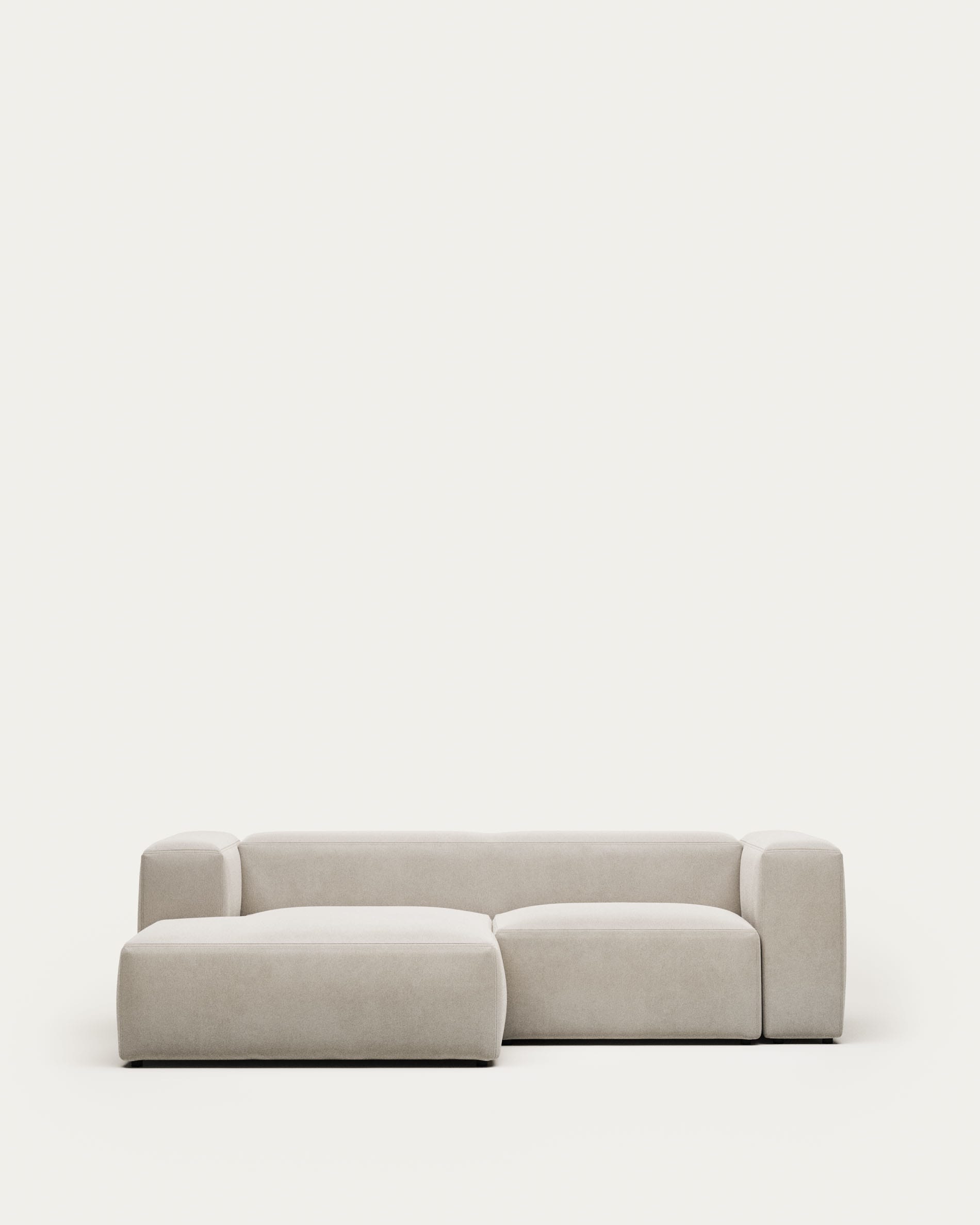 Blok 2-Sitzer Sofa mit Chaiselongue links beige 240 cm FSC Mix Credit in Beige präsentiert im Onlineshop von KAQTU Design AG. 2er Sofa ist von Kave Home