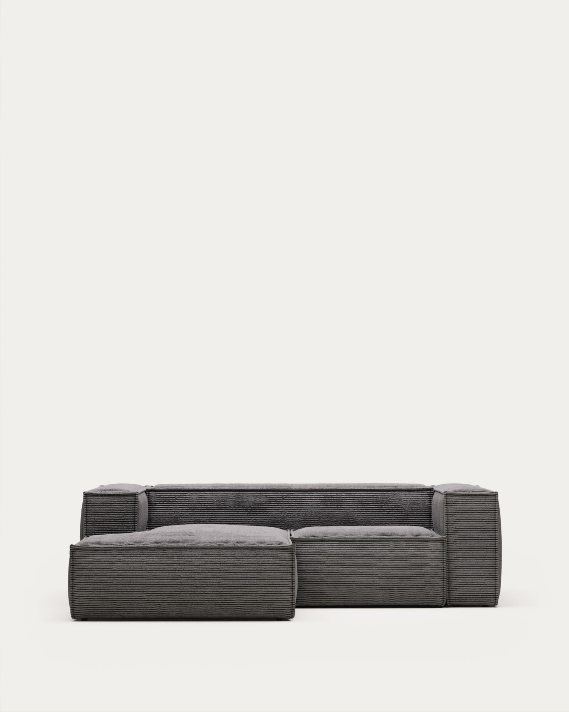 Blok 2-Sitzer-Sofa mit Chaiselongue links breiter Cord grau 240 cm FSC Mix Credit in Grau präsentiert im Onlineshop von KAQTU Design AG. 2er Sofa ist von Kave Home