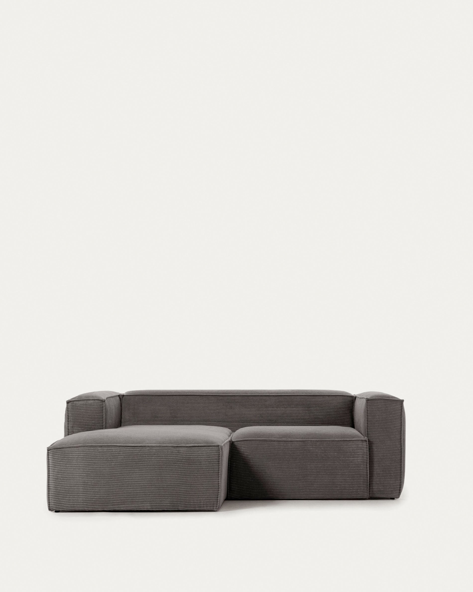 Blok 2-Sitzer-Sofa mit Chaiselongue links breiter Cord grau 240 cm FSC Mix Credit in Grau präsentiert im Onlineshop von KAQTU Design AG. 2er Sofa ist von Kave Home