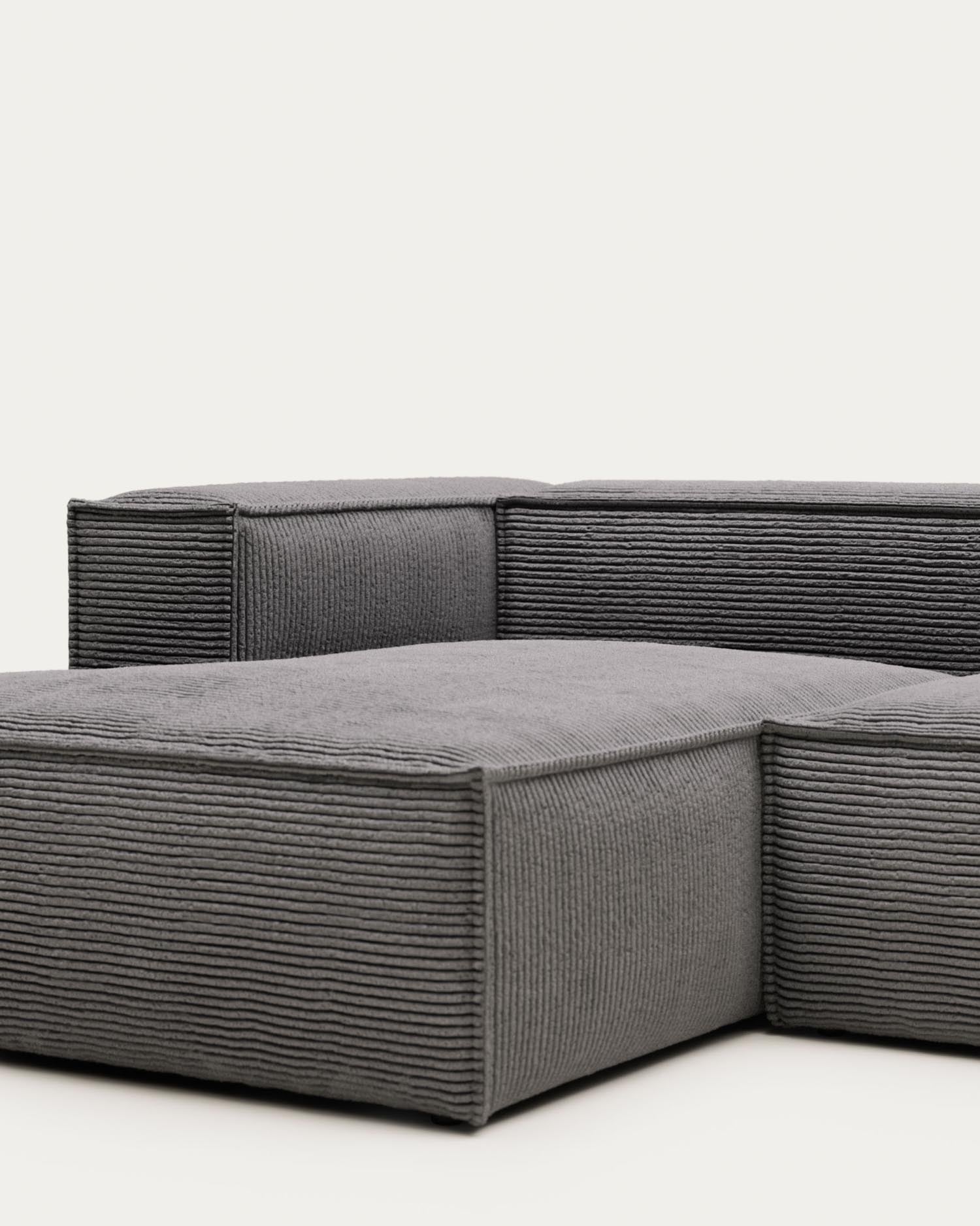 Blok 2-Sitzer-Sofa mit Chaiselongue links breiter Cord grau 240 cm FSC Mix Credit in Grau präsentiert im Onlineshop von KAQTU Design AG. 2er Sofa ist von Kave Home