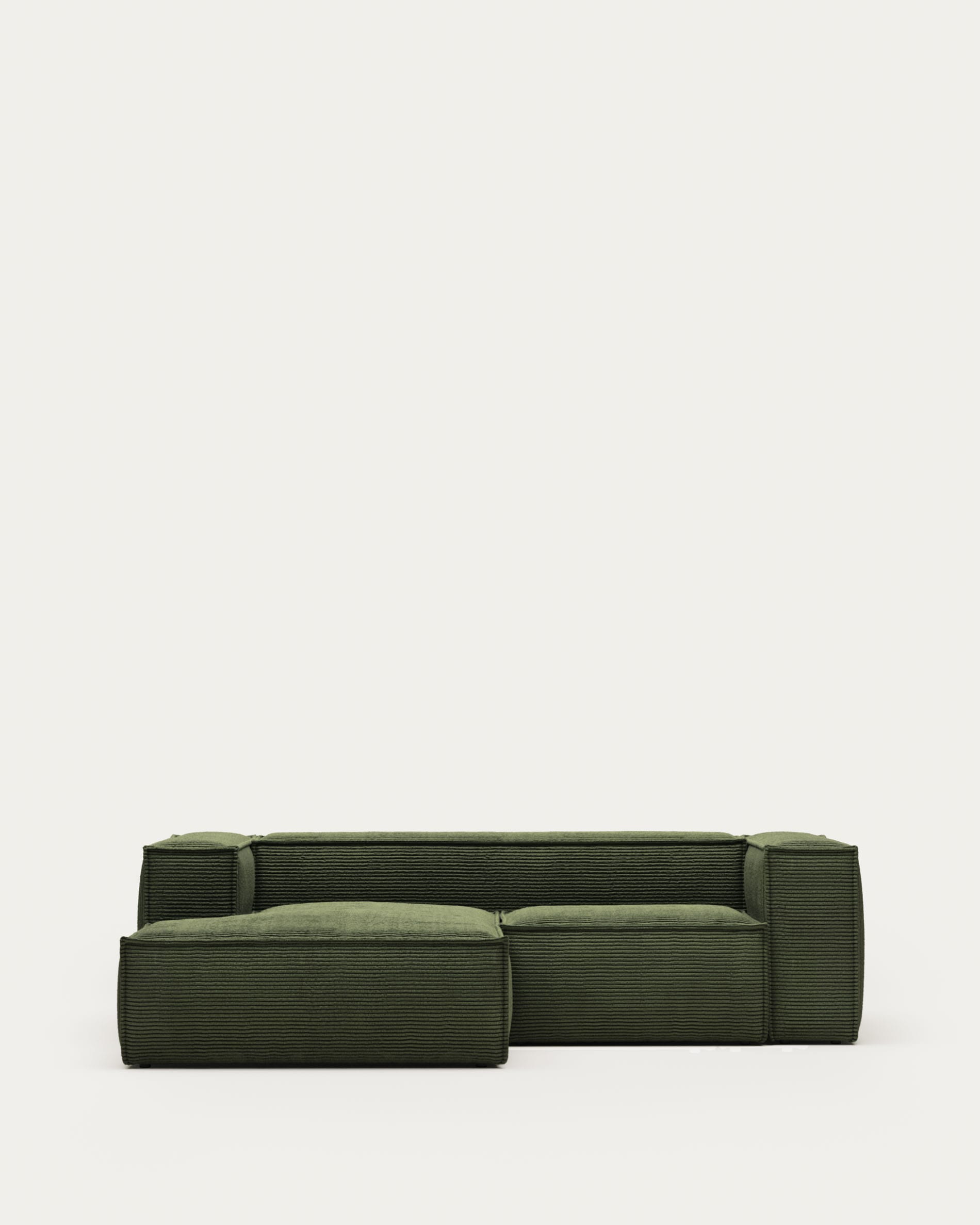 Blok 2-Sitzer-Sofa mit Chaiselongue links breiter Cord grün 240 cm FSC Mix Credit in Grün präsentiert im Onlineshop von KAQTU Design AG. 2er Sofa ist von Kave Home