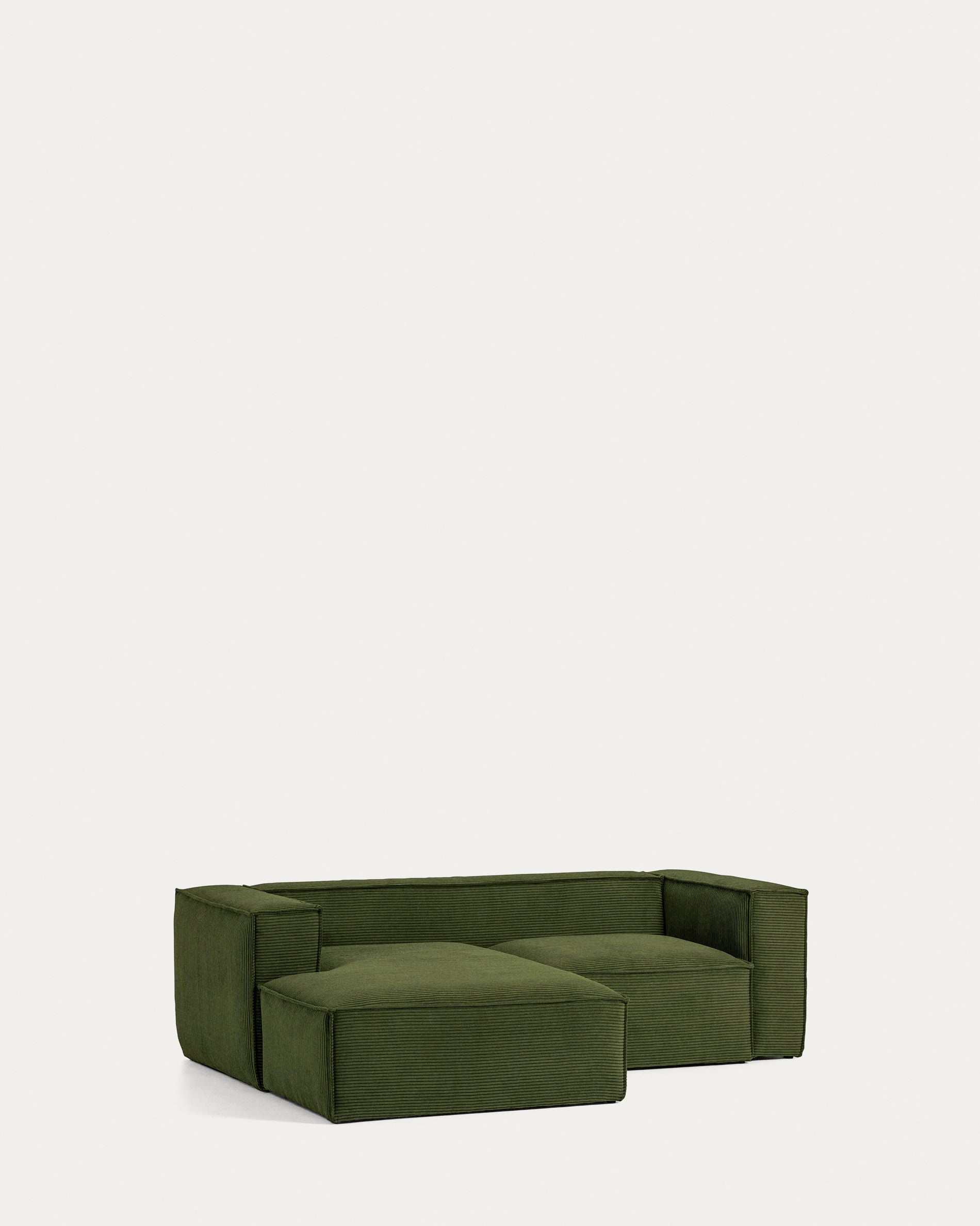 Blok 2-Sitzer-Sofa mit Chaiselongue links breiter Cord grün 240 cm FSC Mix Credit in Grün präsentiert im Onlineshop von KAQTU Design AG. 2er Sofa ist von Kave Home