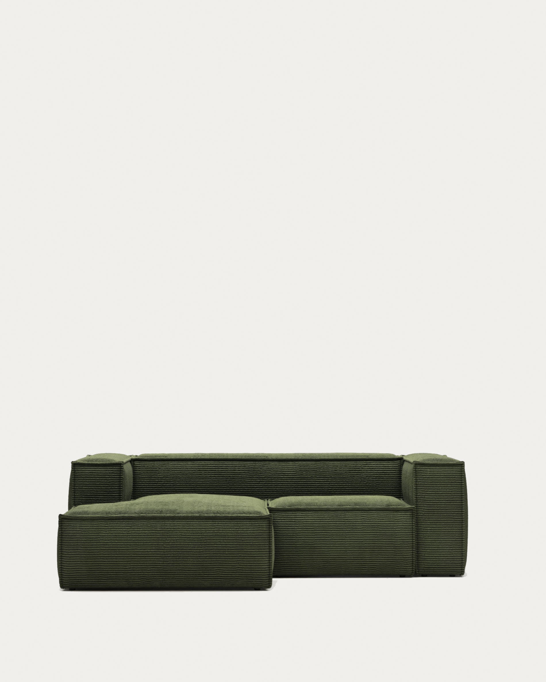 Blok 2-Sitzer-Sofa mit Chaiselongue links breiter Cord grün 240 cm FSC Mix Credit in Grün präsentiert im Onlineshop von KAQTU Design AG. 2er Sofa ist von Kave Home