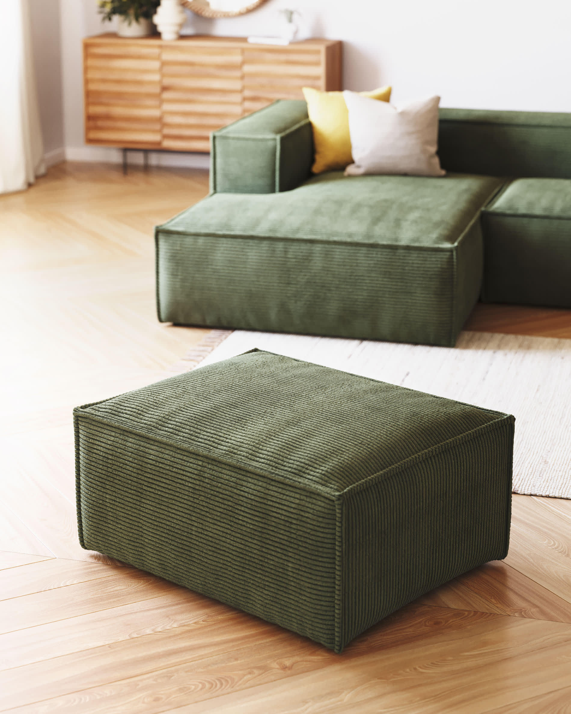 Blok 2-Sitzer-Sofa mit Chaiselongue links breiter Cord grün 240 cm FSC Mix Credit in Grün präsentiert im Onlineshop von KAQTU Design AG. 2er Sofa ist von Kave Home