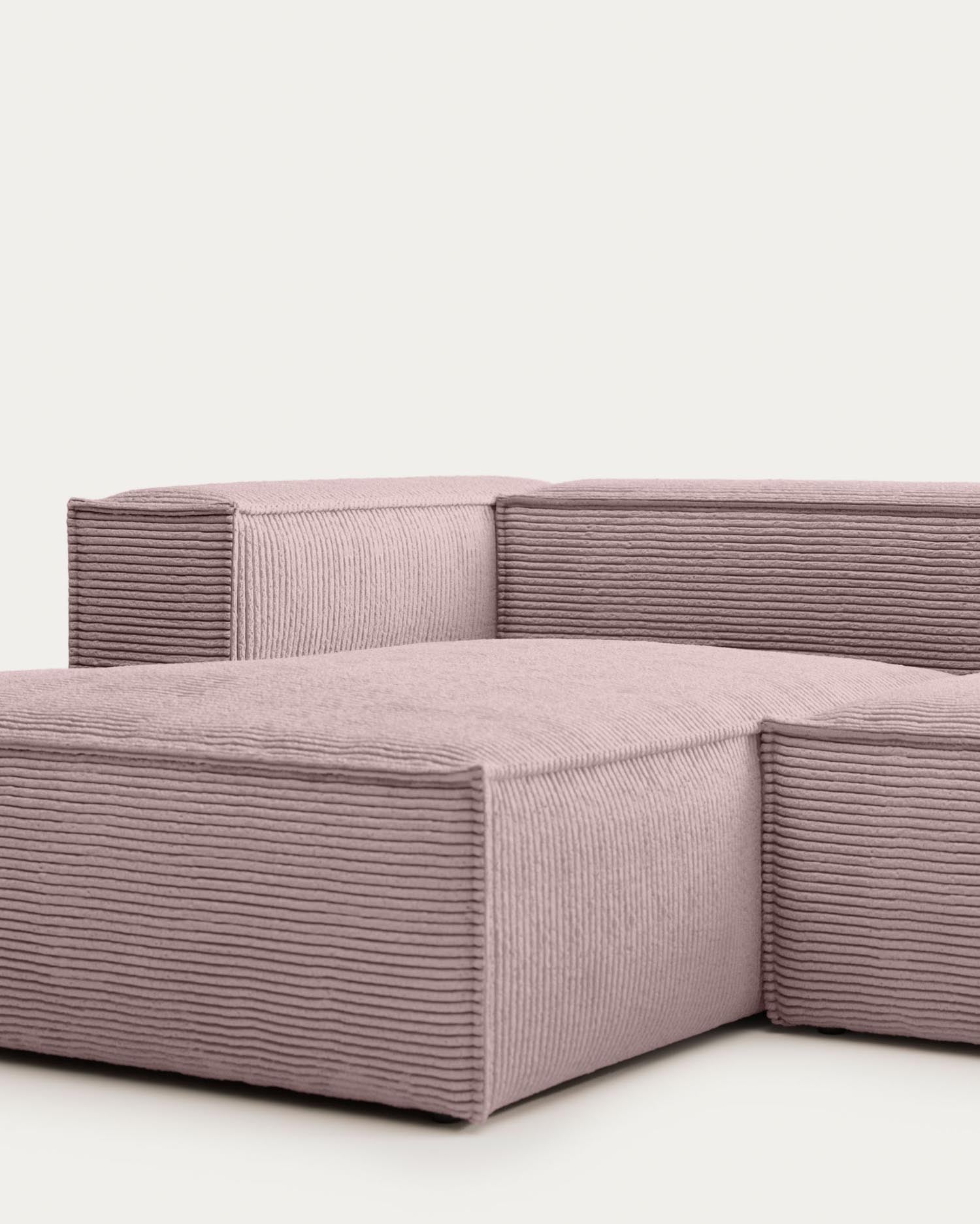 Blok 2-Sitzer-Sofa mit Chaiselongue links breiter Cord rosa 240 cm in Rosa präsentiert im Onlineshop von KAQTU Design AG. 2er Sofa ist von Kave Home