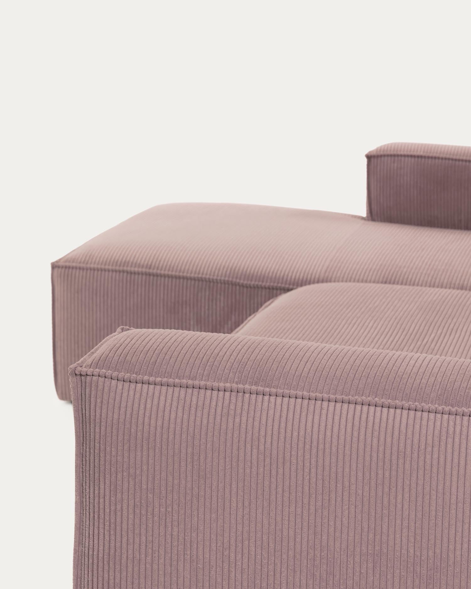 Blok 2-Sitzer-Sofa mit Chaiselongue links breiter Cord rosa 240 cm in Rosa präsentiert im Onlineshop von KAQTU Design AG. 2er Sofa ist von Kave Home