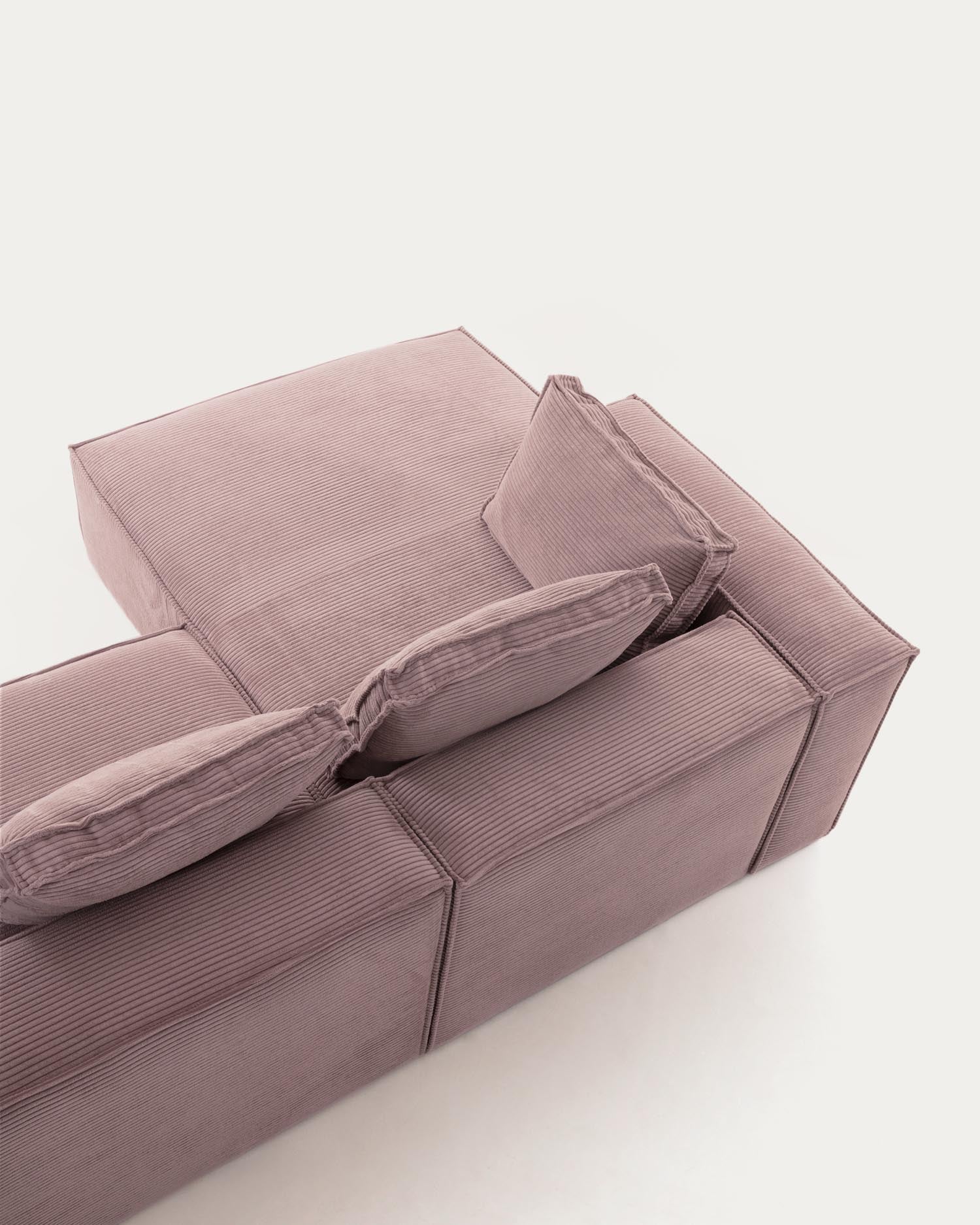 Blok 2-Sitzer-Sofa mit Chaiselongue links breiter Cord rosa 240 cm in Rosa präsentiert im Onlineshop von KAQTU Design AG. 2er Sofa ist von Kave Home