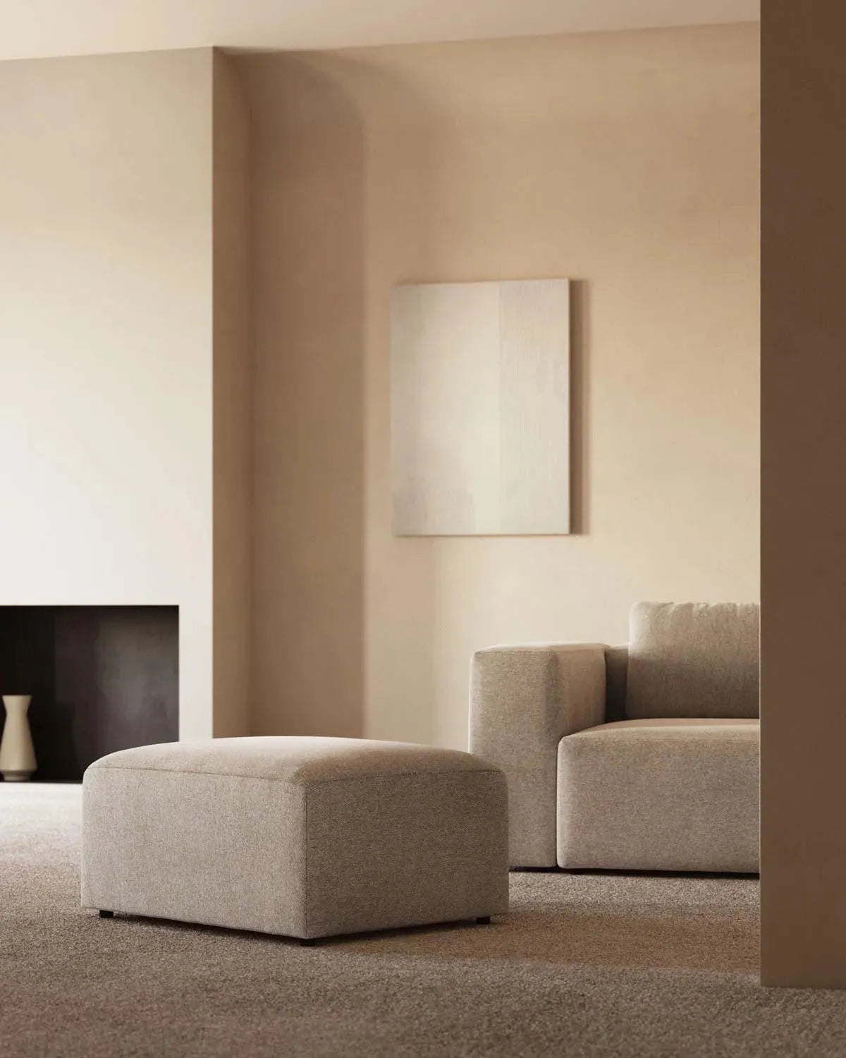 Eleganter Blok Pouf in Beige: Komfort und Stil vereint, ideal für modernes Wohnen. Vielseitig und platzsparend.