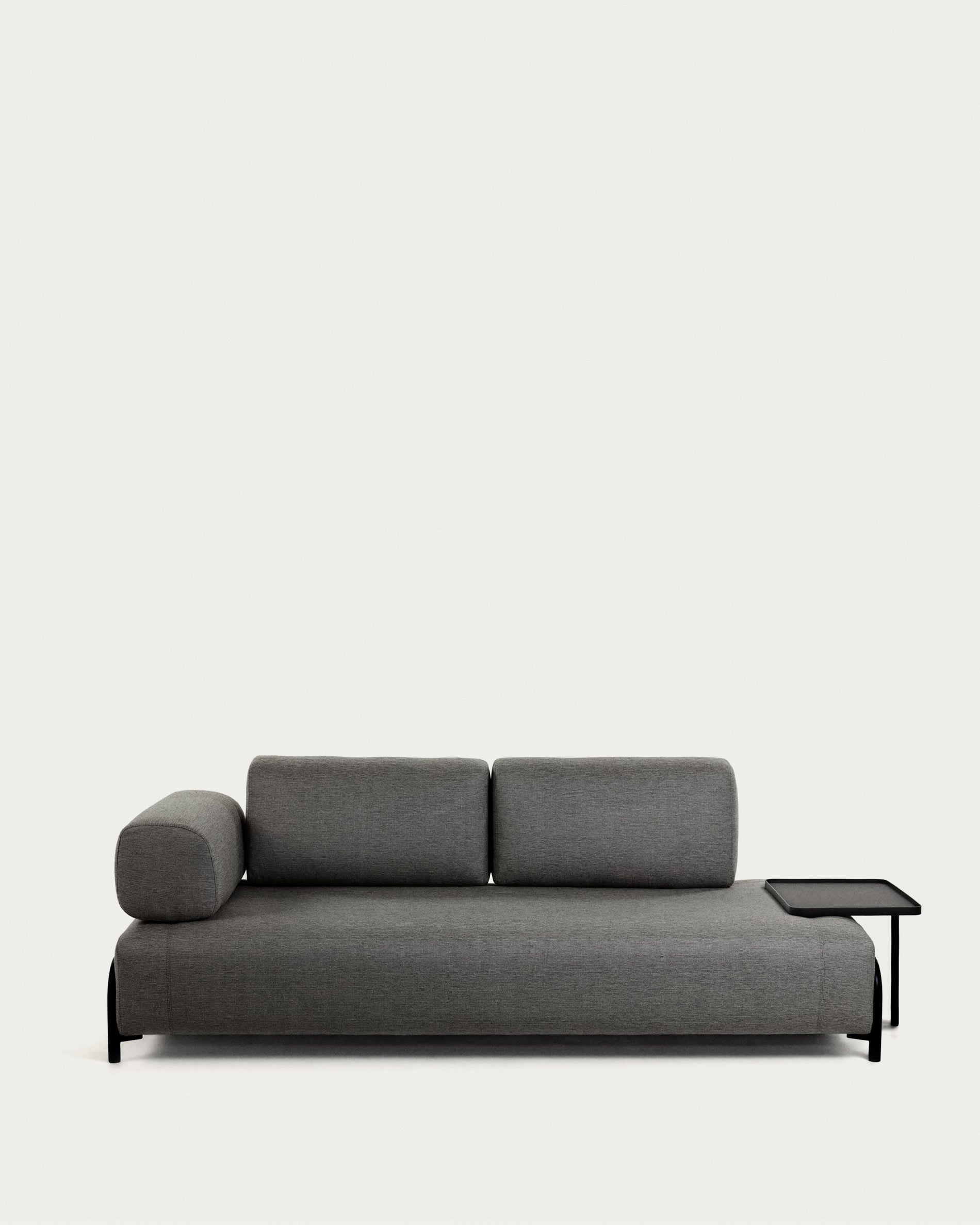 Compo 3-Sitzer Sofa dunkelgrau mit grossem Tablett 252 cm in Grau präsentiert im Onlineshop von KAQTU Design AG. 3er Sofa ist von Kave Home