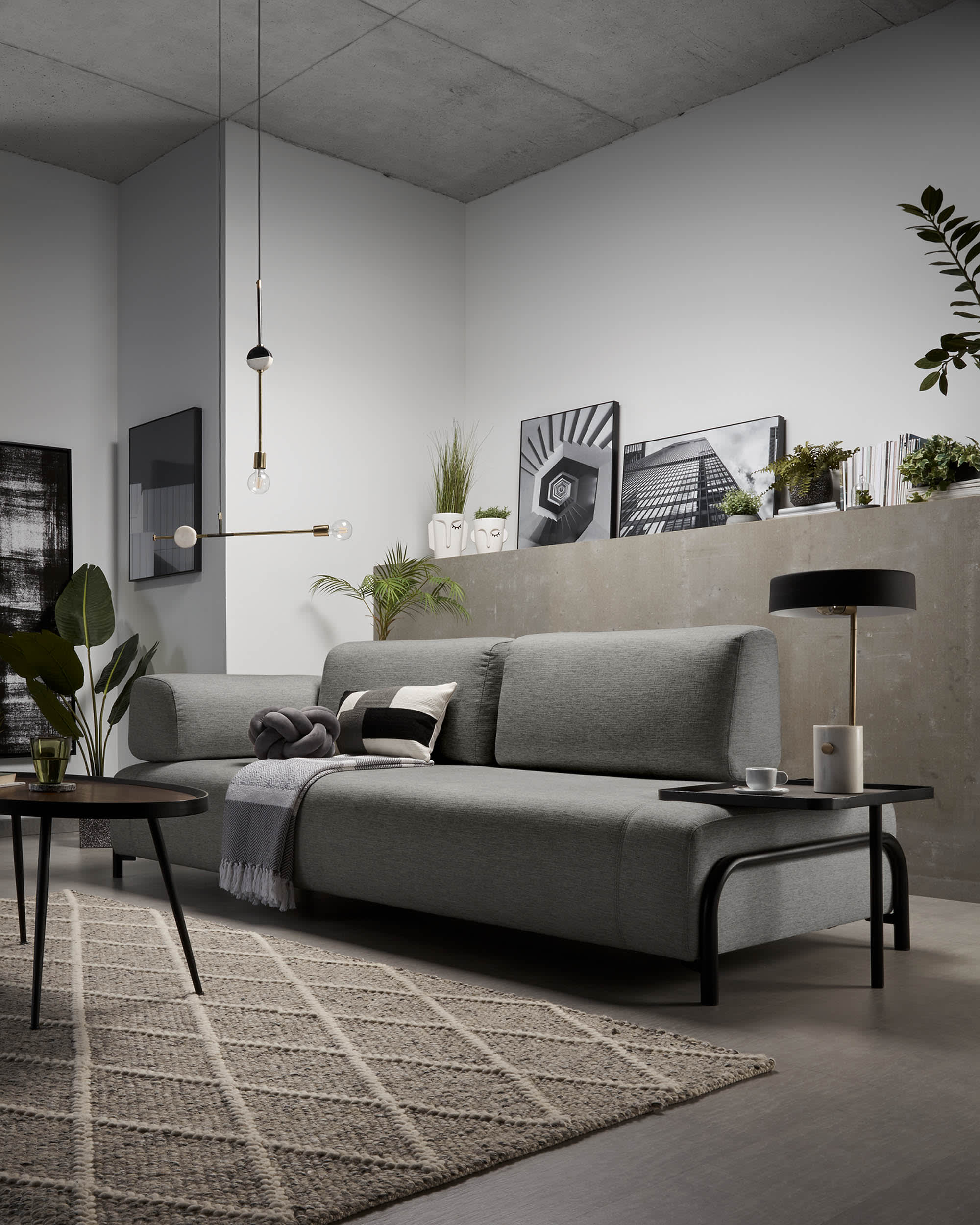 Compo 3-Sitzer Sofa dunkelgrau mit grossem Tablett 252 cm in Grau präsentiert im Onlineshop von KAQTU Design AG. 3er Sofa ist von Kave Home