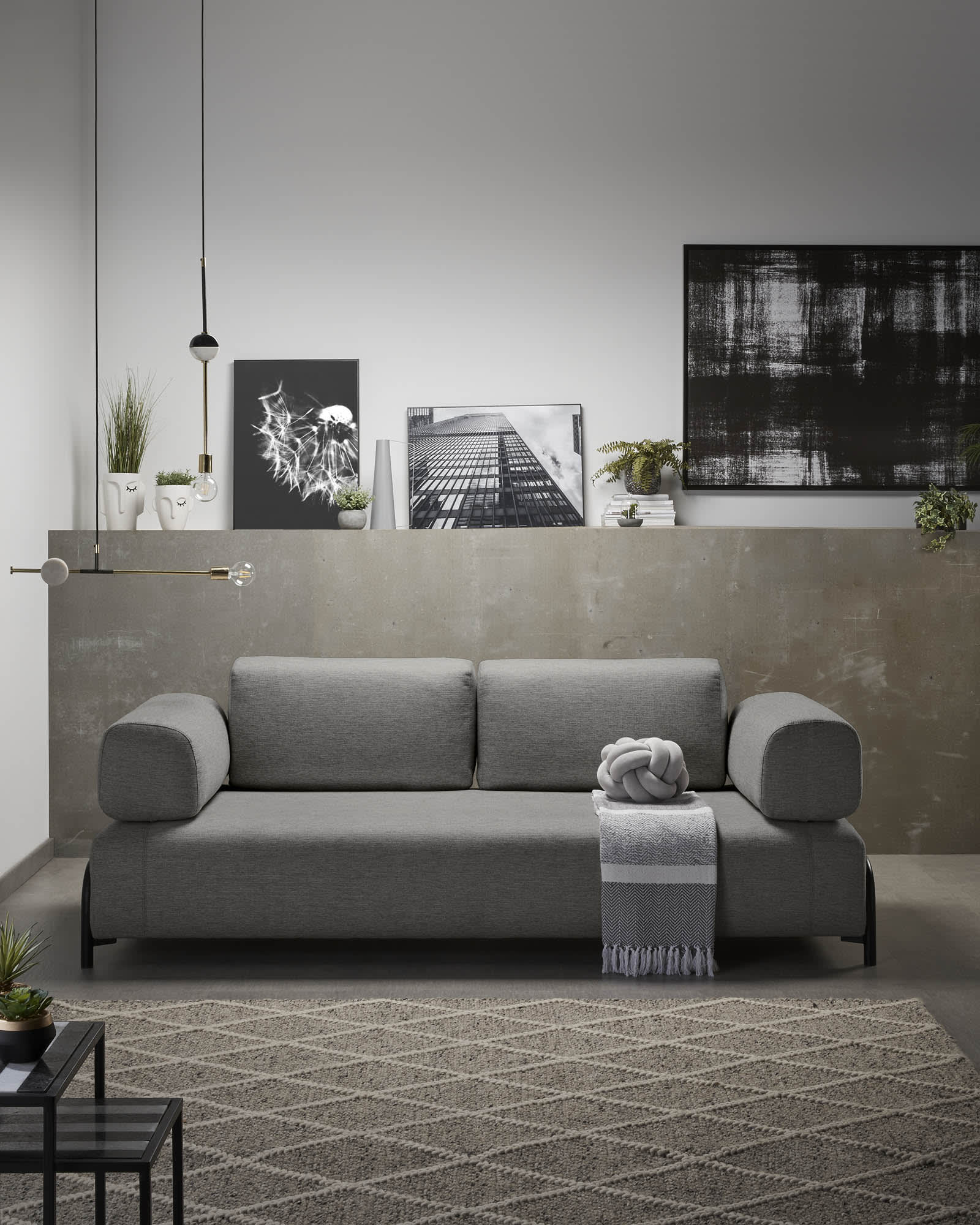 Compo 3-Sitzer Sofa dunkelgrau mit grossem Tablett 252 cm in Grau präsentiert im Onlineshop von KAQTU Design AG. 3er Sofa ist von Kave Home