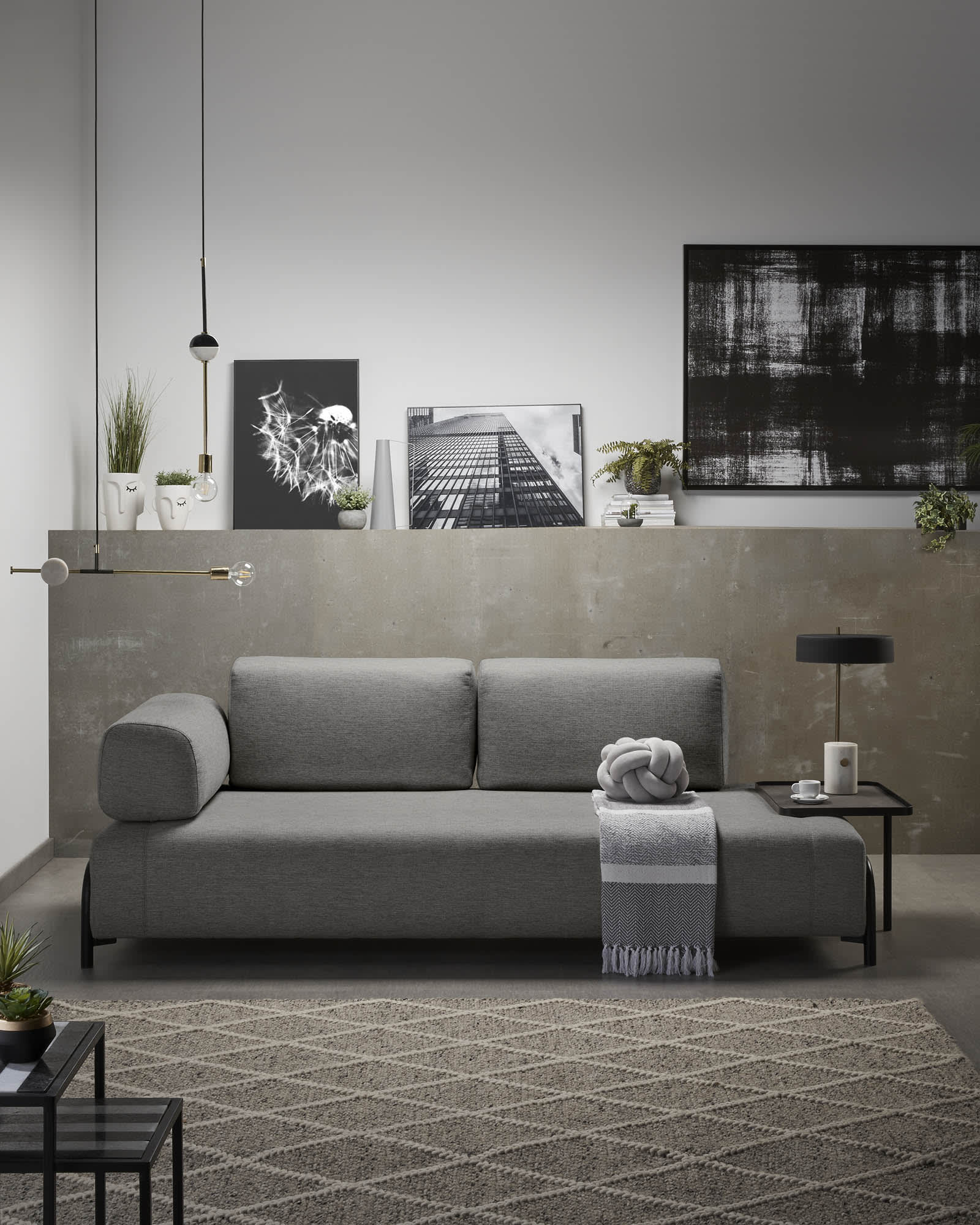 Compo 3-Sitzer Sofa dunkelgrau mit grossem Tablett 252 cm in Grau präsentiert im Onlineshop von KAQTU Design AG. 3er Sofa ist von Kave Home