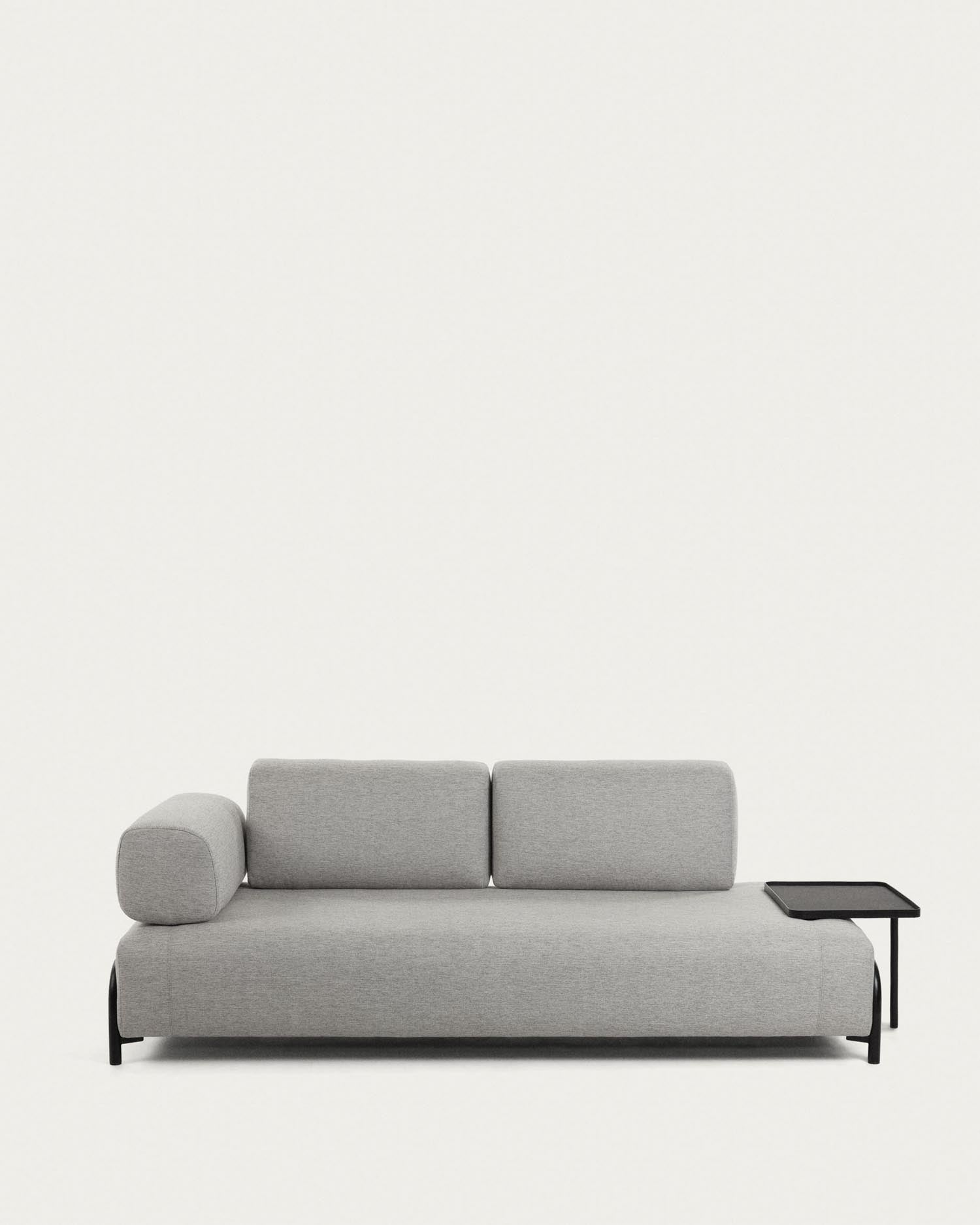 Compo 3-Sitzer Sofa hellgrau mit grossem Tablett 252 cm in Grau präsentiert im Onlineshop von KAQTU Design AG. 3er Sofa ist von Kave Home