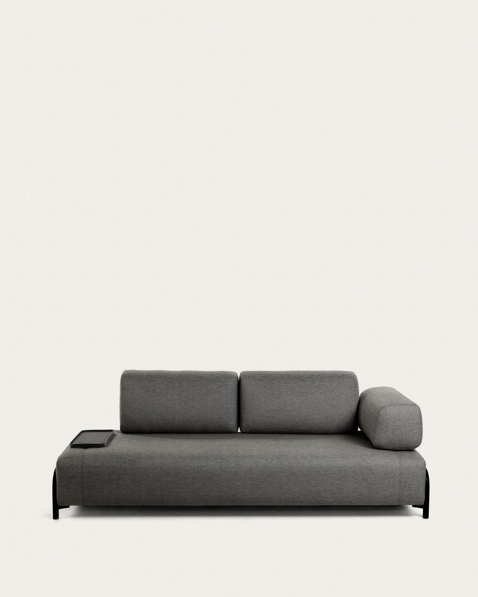 Compo 3-Sitzer Sofa dunkelgrau mit kleinem Tablett 232 cm in Schwarz präsentiert im Onlineshop von KAQTU Design AG. 3er Sofa ist von Kave Home