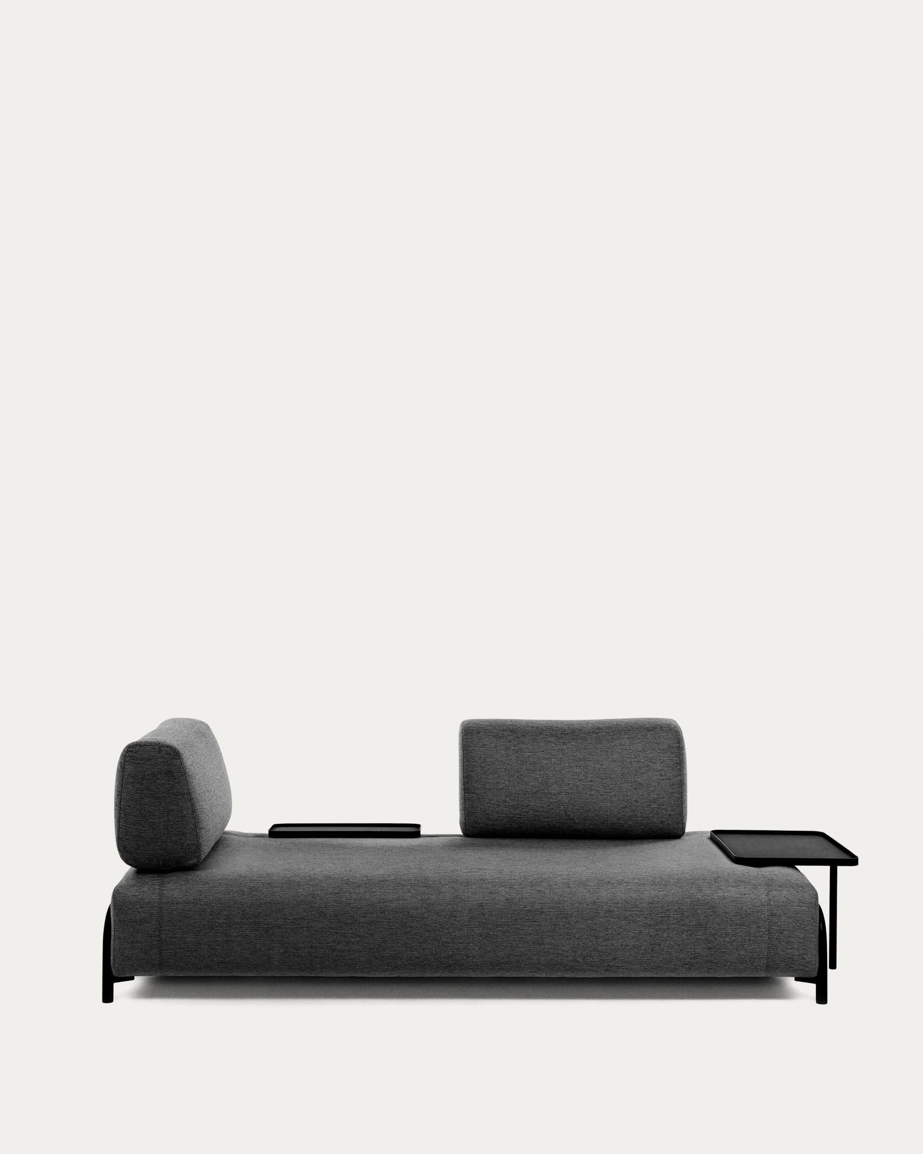 Compo 3-Sitzer Sofa dunkelgrau mit kleinem Tablett 232 cm in Schwarz präsentiert im Onlineshop von KAQTU Design AG. 3er Sofa ist von Kave Home