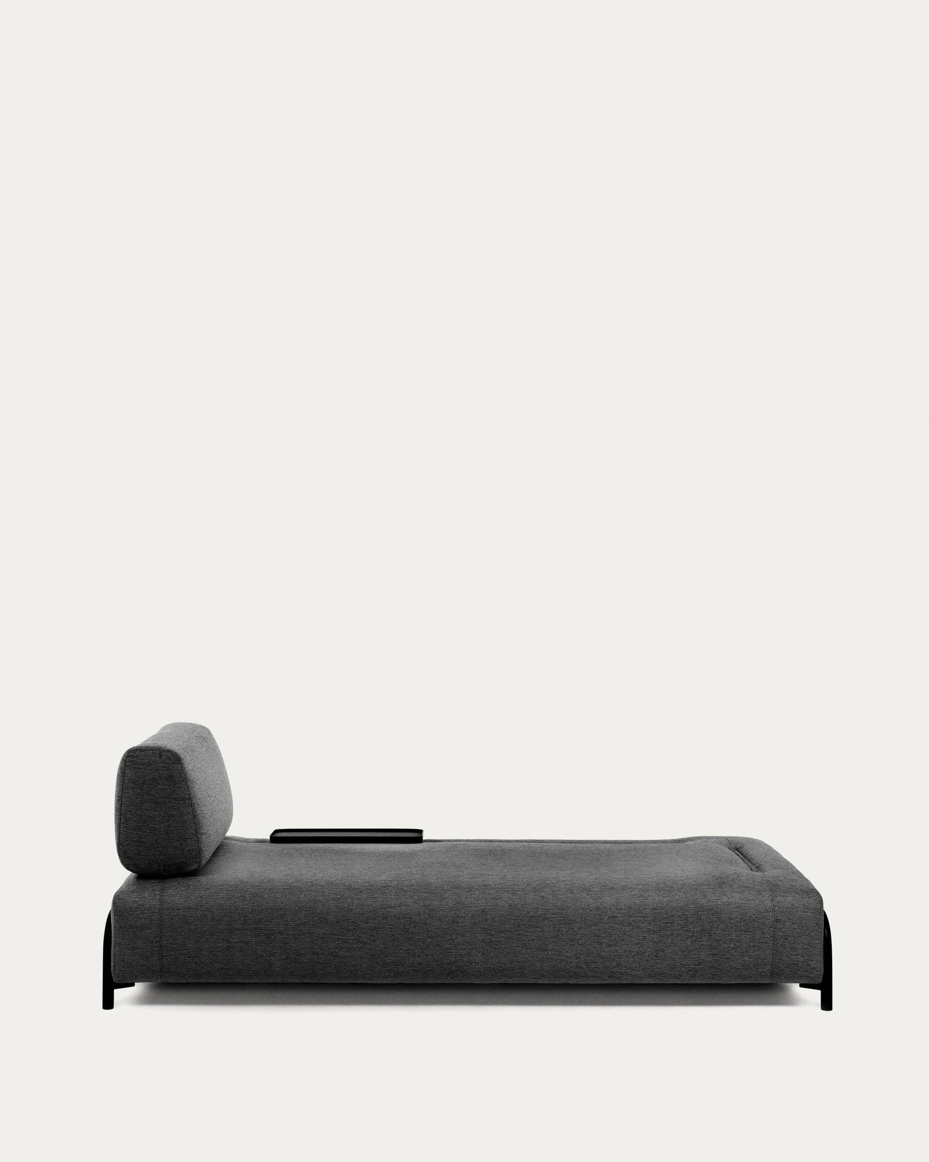 Compo 3-Sitzer Sofa dunkelgrau mit kleinem Tablett 232 cm in Schwarz präsentiert im Onlineshop von KAQTU Design AG. 3er Sofa ist von Kave Home