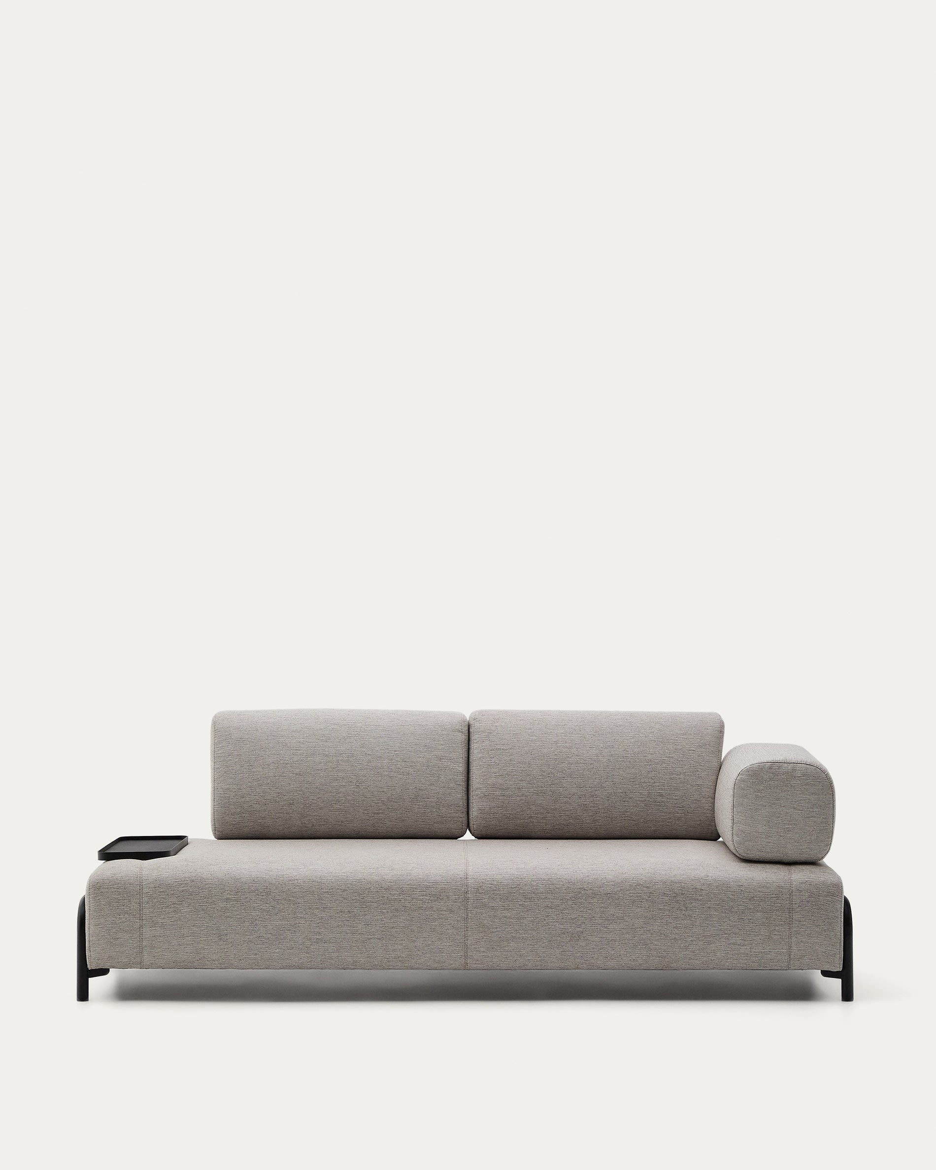 Compo 3-Sitzer Sofa beige-grau  mit kleinem Tablett 232 cm in Beige präsentiert im Onlineshop von KAQTU Design AG. 3er Sofa ist von Kave Home