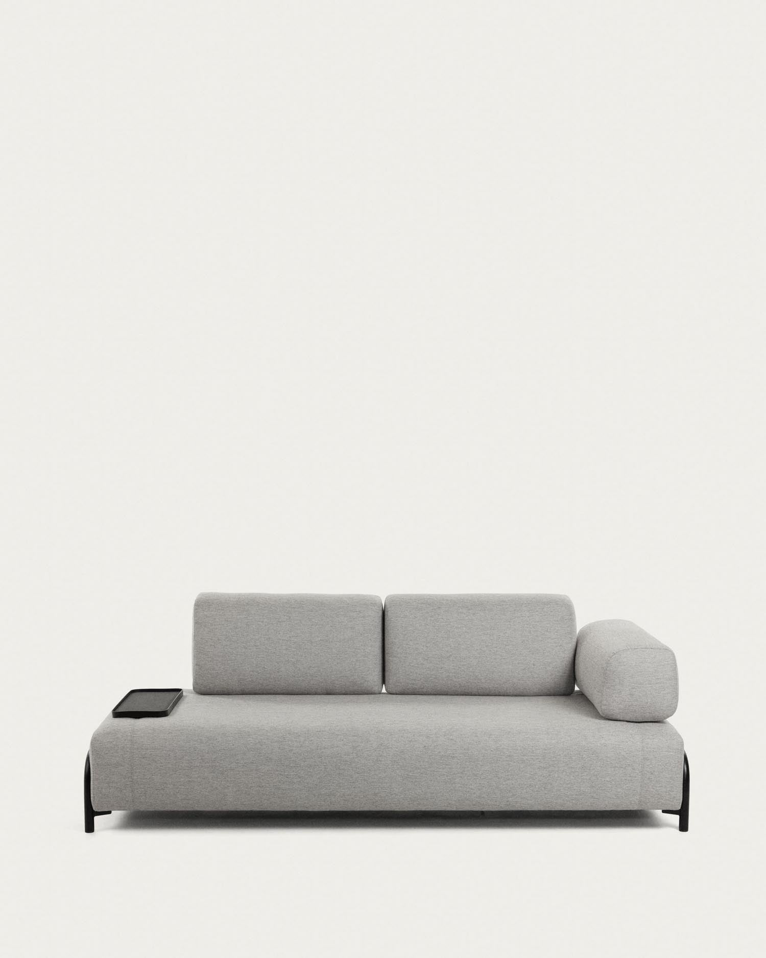 Compo 3-Sitzer Sofa hellgrau mit kleinem Tablett 232 cm in Grau präsentiert im Onlineshop von KAQTU Design AG. 3er Sofa ist von Kave Home