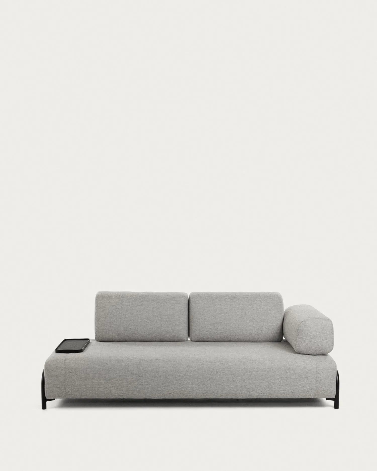 Elegantes hellgraues Compo 3-Sitzer Sofa von Kave Home, 232 cm, mit integriertem Tablett für Getränke und Snacks.