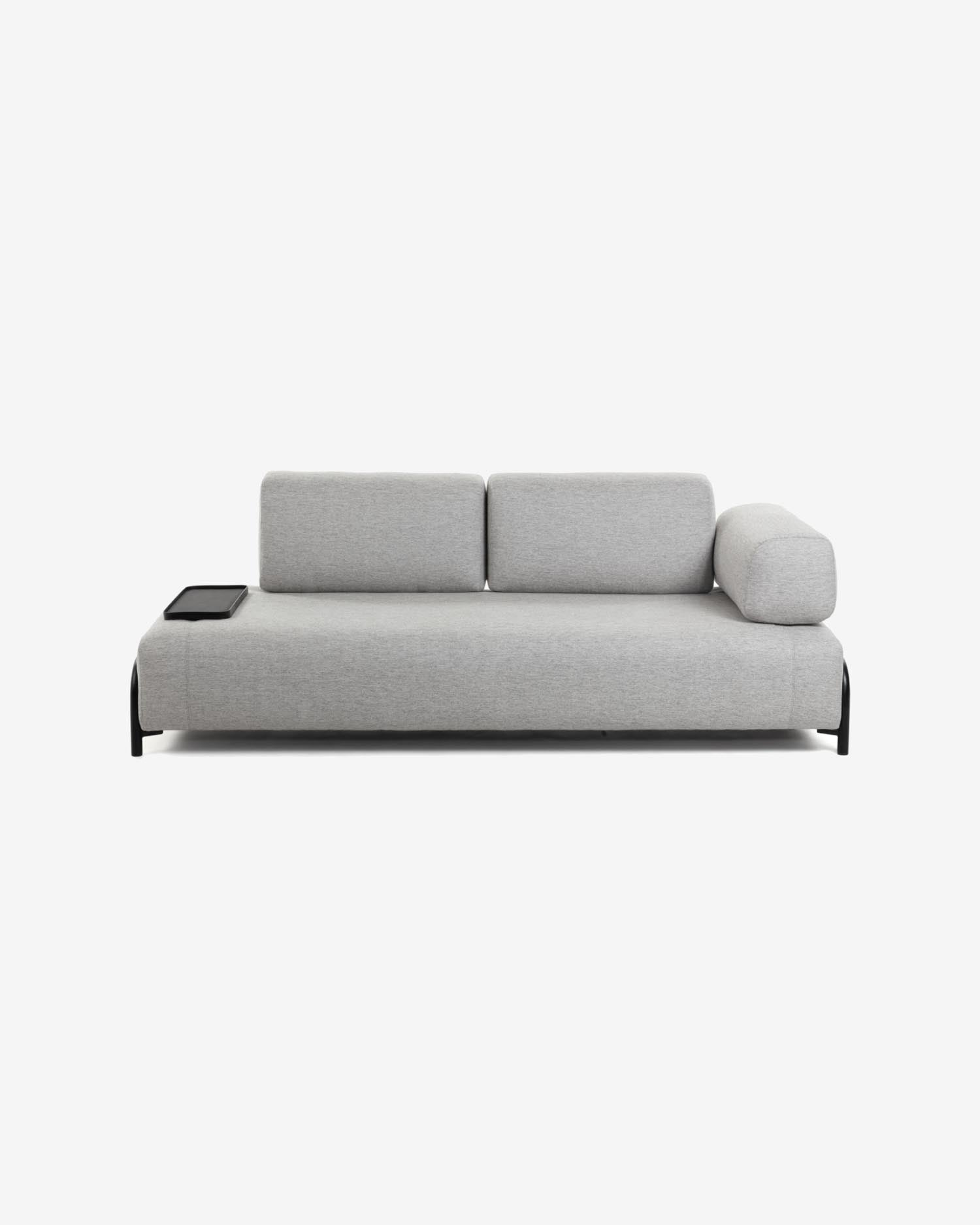 Compo 3-Sitzer Sofa hellgrau mit kleinem Tablett 232 cm in Grau präsentiert im Onlineshop von KAQTU Design AG. 3er Sofa ist von Kave Home