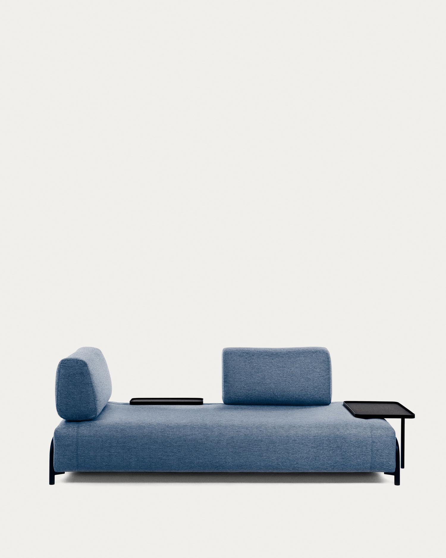 Compo 3-Sitzer Sofa blau mit kleinem Tablett 232 cm in Blau präsentiert im Onlineshop von KAQTU Design AG. 3er Sofa ist von Kave Home