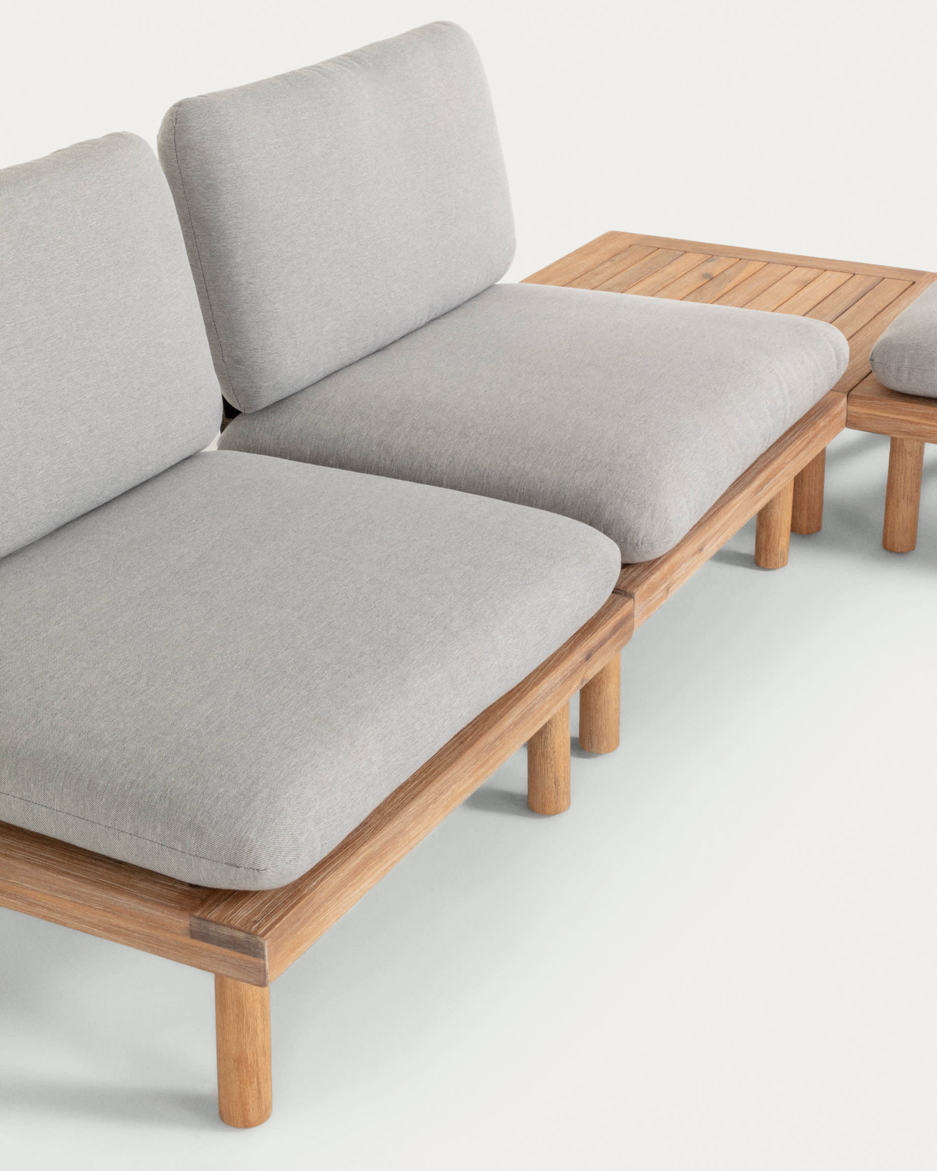 Viridis Set, bestehend aus 2 Sessel und Tisch FSC 100% in Grau präsentiert im Onlineshop von KAQTU Design AG. Loungeset ist von Kave Home