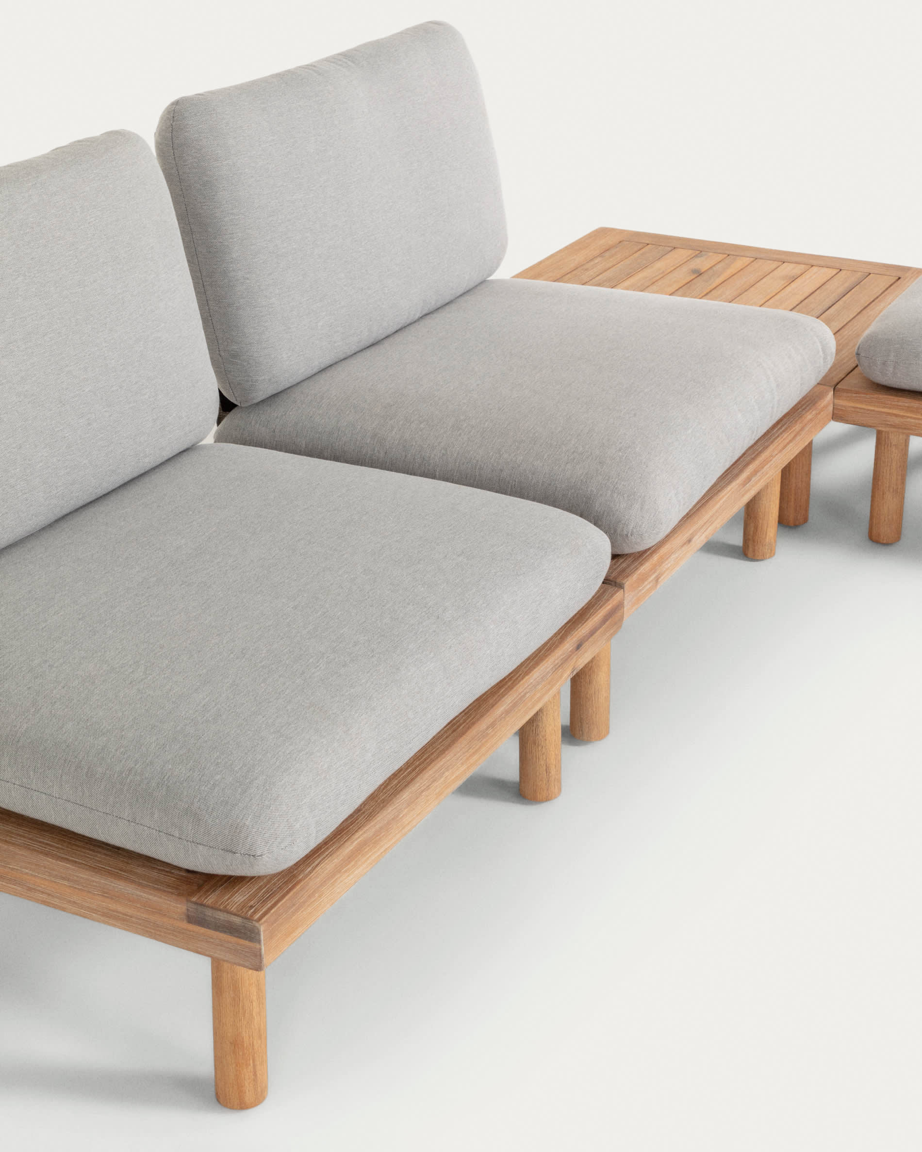 Viridis Outdoor Set, bestehend aus 4 Sessel und 2 Tischen FSC 100% in Grau präsentiert im Onlineshop von KAQTU Design AG. Loungeset ist von Kave Home