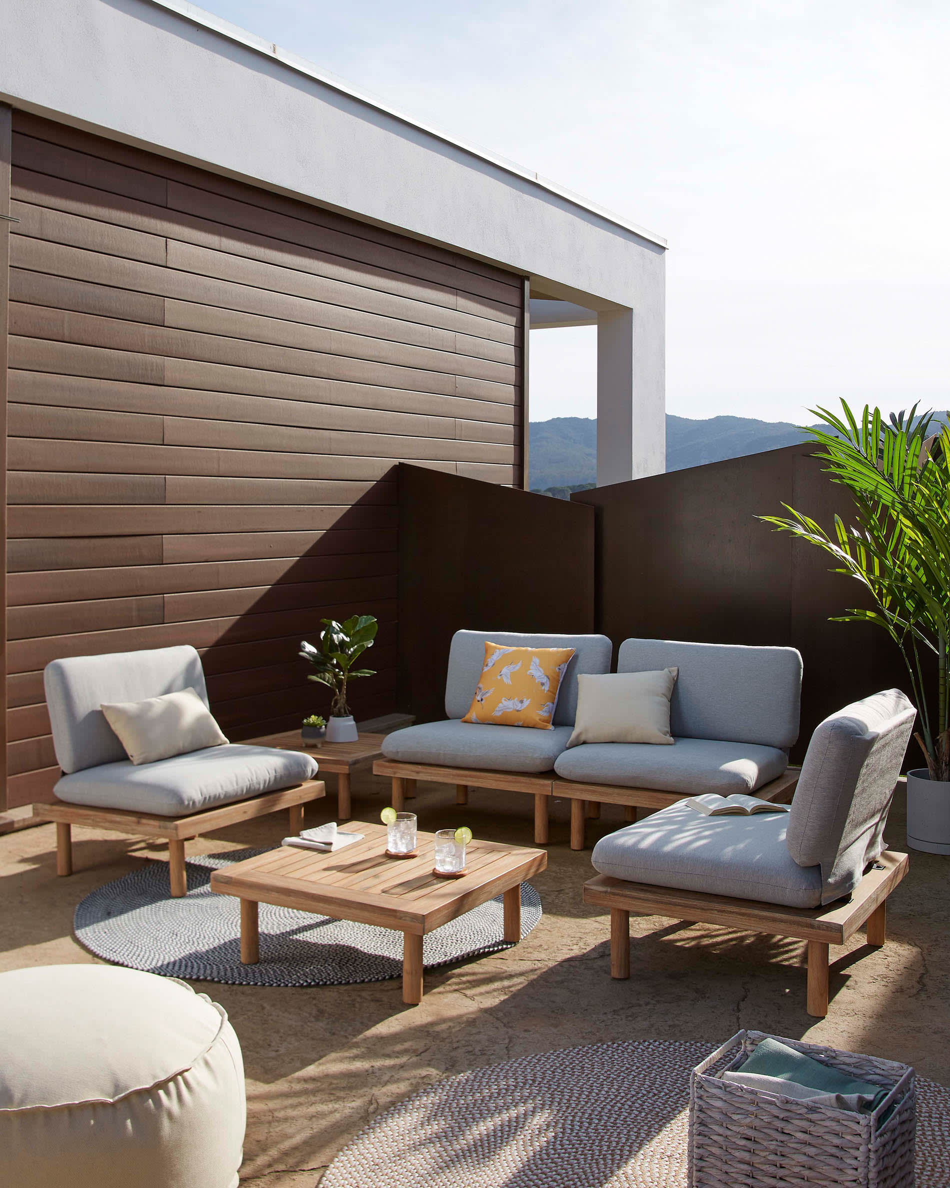 Viridis Outdoor Set, bestehend aus 4 Sessel und 2 Tischen FSC 100% in Grau präsentiert im Onlineshop von KAQTU Design AG. Loungeset ist von Kave Home