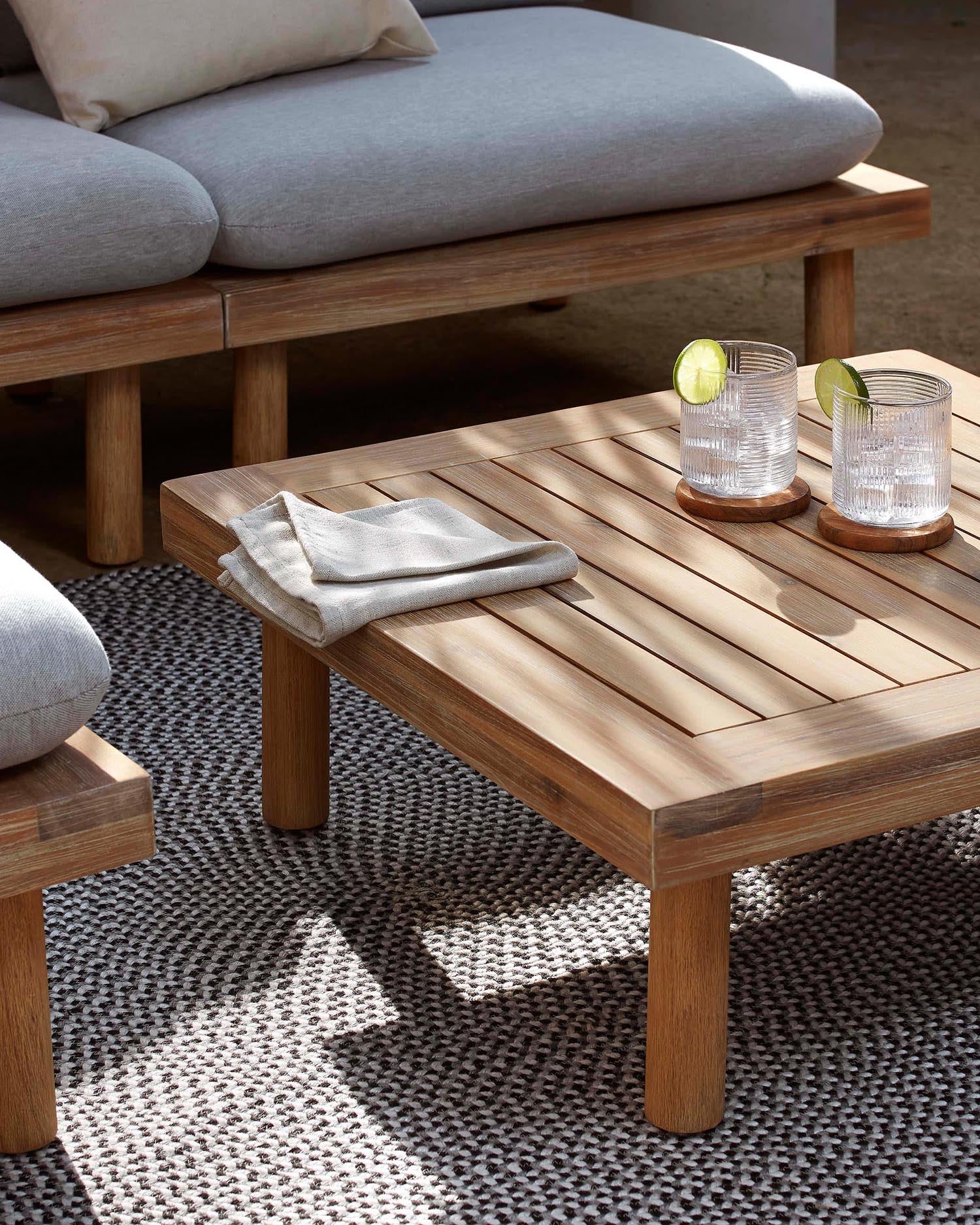 Viridis Outdoor Set, bestehend aus 4 Sessel und 2 Tischen FSC 100% in Grau präsentiert im Onlineshop von KAQTU Design AG. Loungeset ist von Kave Home