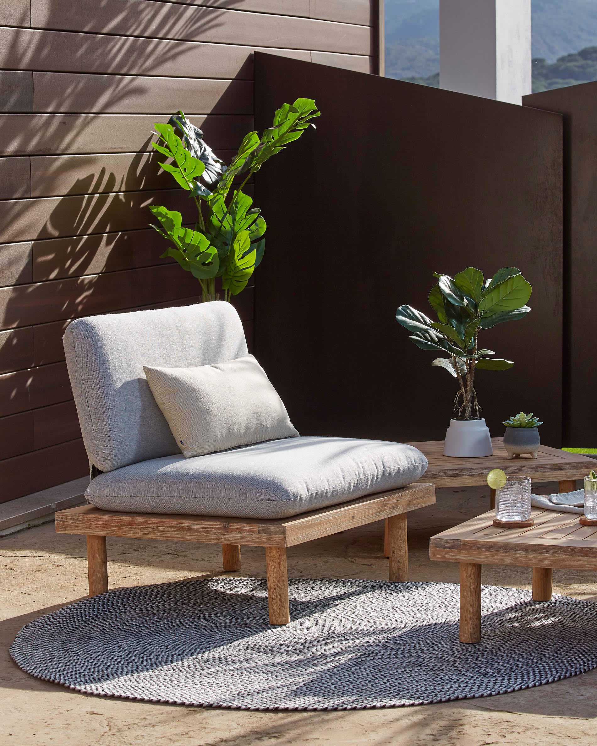 Viridis Outdoor Set, bestehend aus 4 Sessel und 2 Tischen FSC 100% in Grau präsentiert im Onlineshop von KAQTU Design AG. Loungeset ist von Kave Home