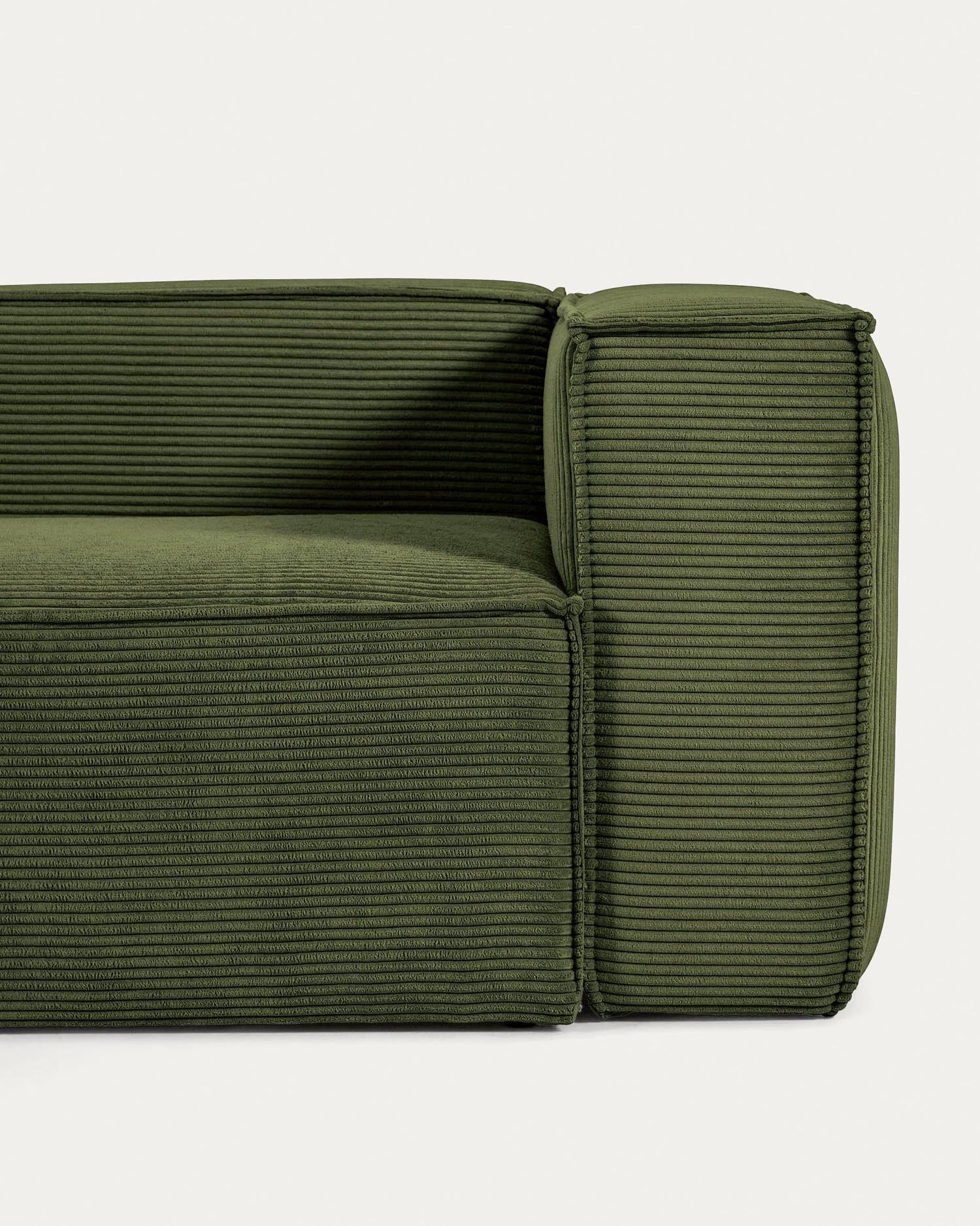 Blok 4-Sitzer Ecksofa Cord grün 320 x 230 cm / 230 x 320 cm in Grün präsentiert im Onlineshop von KAQTU Design AG. 4er Sofa ist von Kave Home