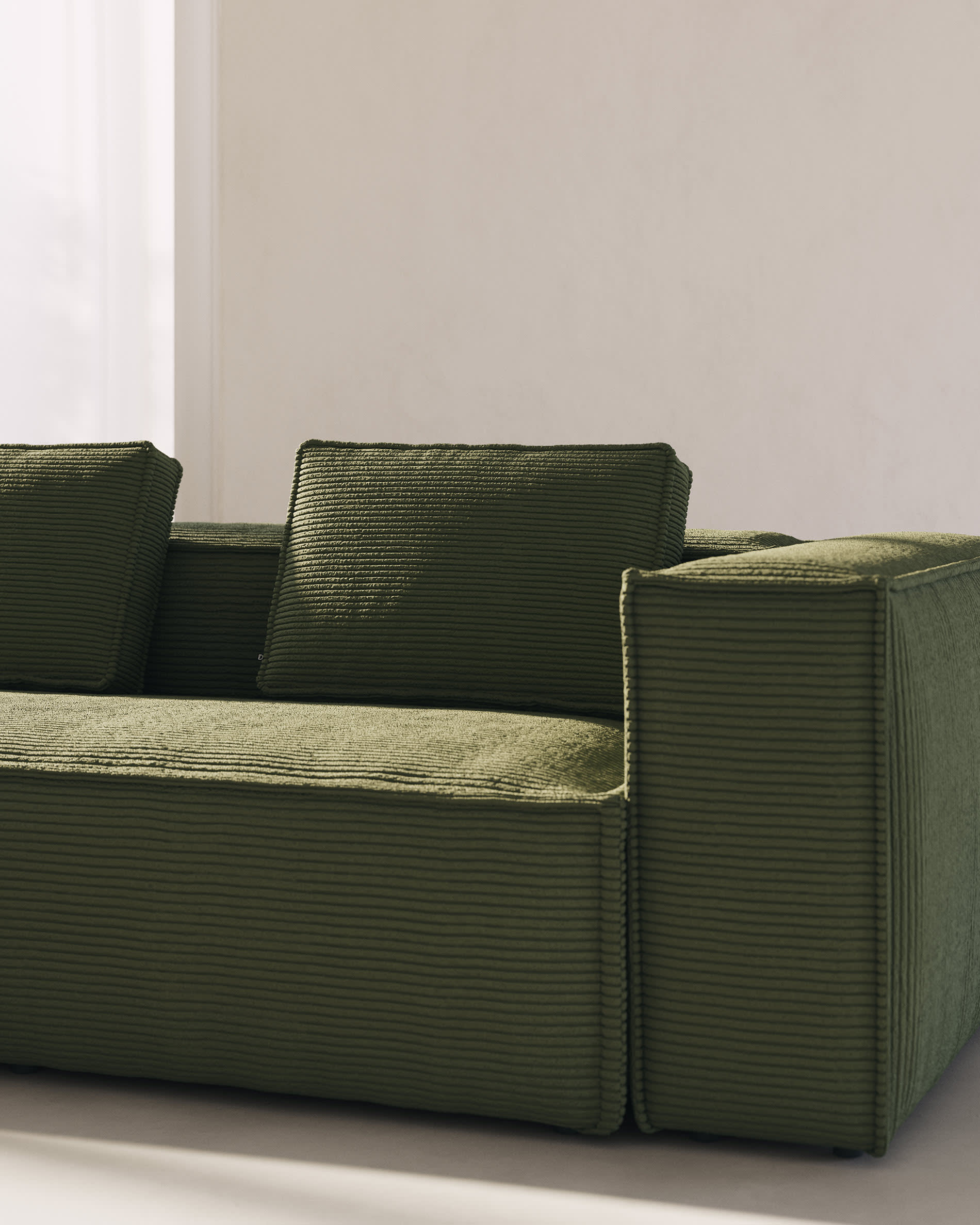 Blok 4-Sitzer Ecksofa Cord grün 320 x 230 cm / 230 x 320 cm in Grün präsentiert im Onlineshop von KAQTU Design AG. 4er Sofa ist von Kave Home