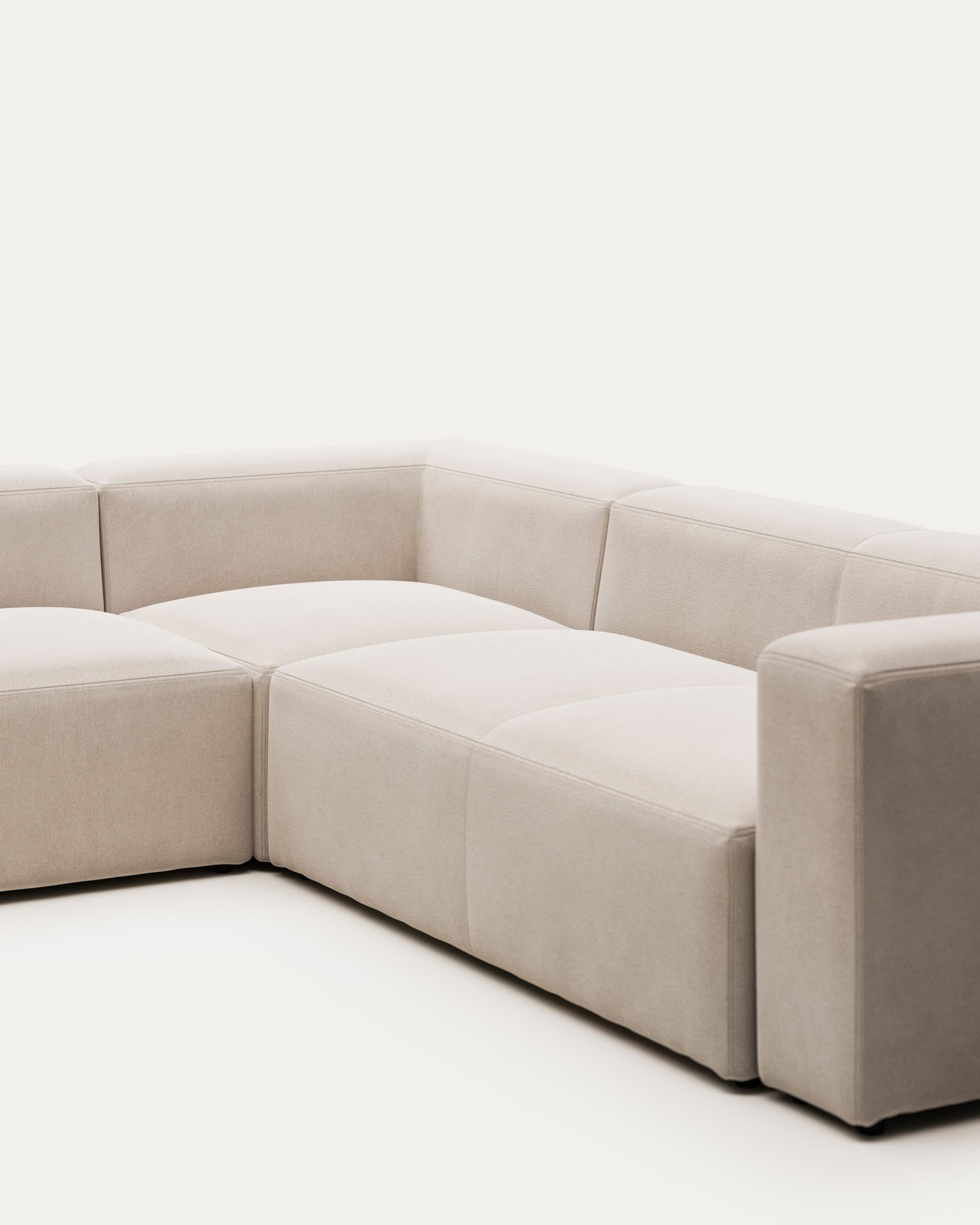 Blok 5-Sitzer-Ecksofa in Beige 320 x 290 cm / 290 x 320 cm in Beige präsentiert im Onlineshop von KAQTU Design AG. 4er Sofa ist von Kave Home