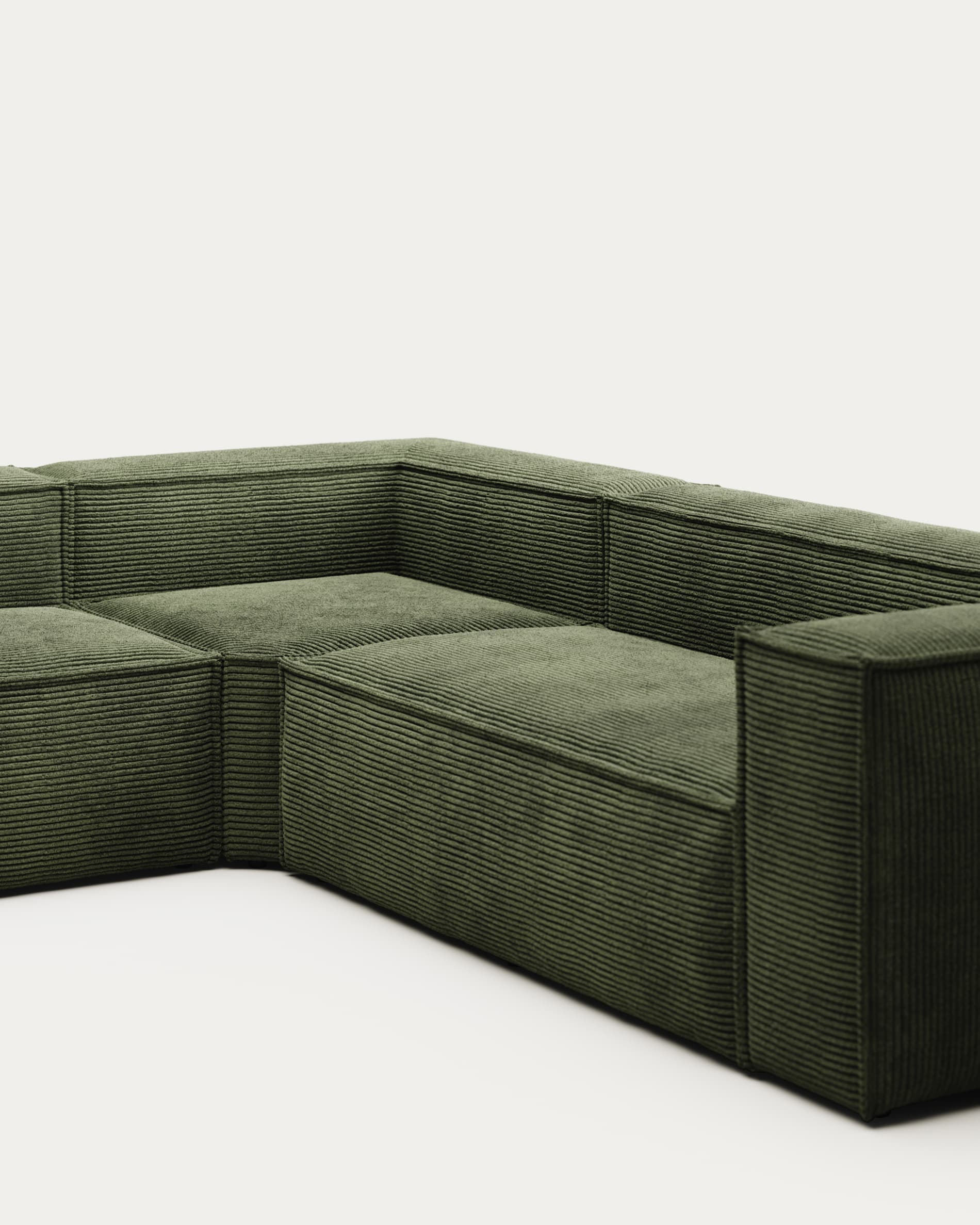 Blok 5-Sitzer-Ecksofa breiter Cord in Grün 320 x 290 / 290 x 320 cm FSC Mix Credit in Grün präsentiert im Onlineshop von KAQTU Design AG. 4er Sofa ist von Kave Home