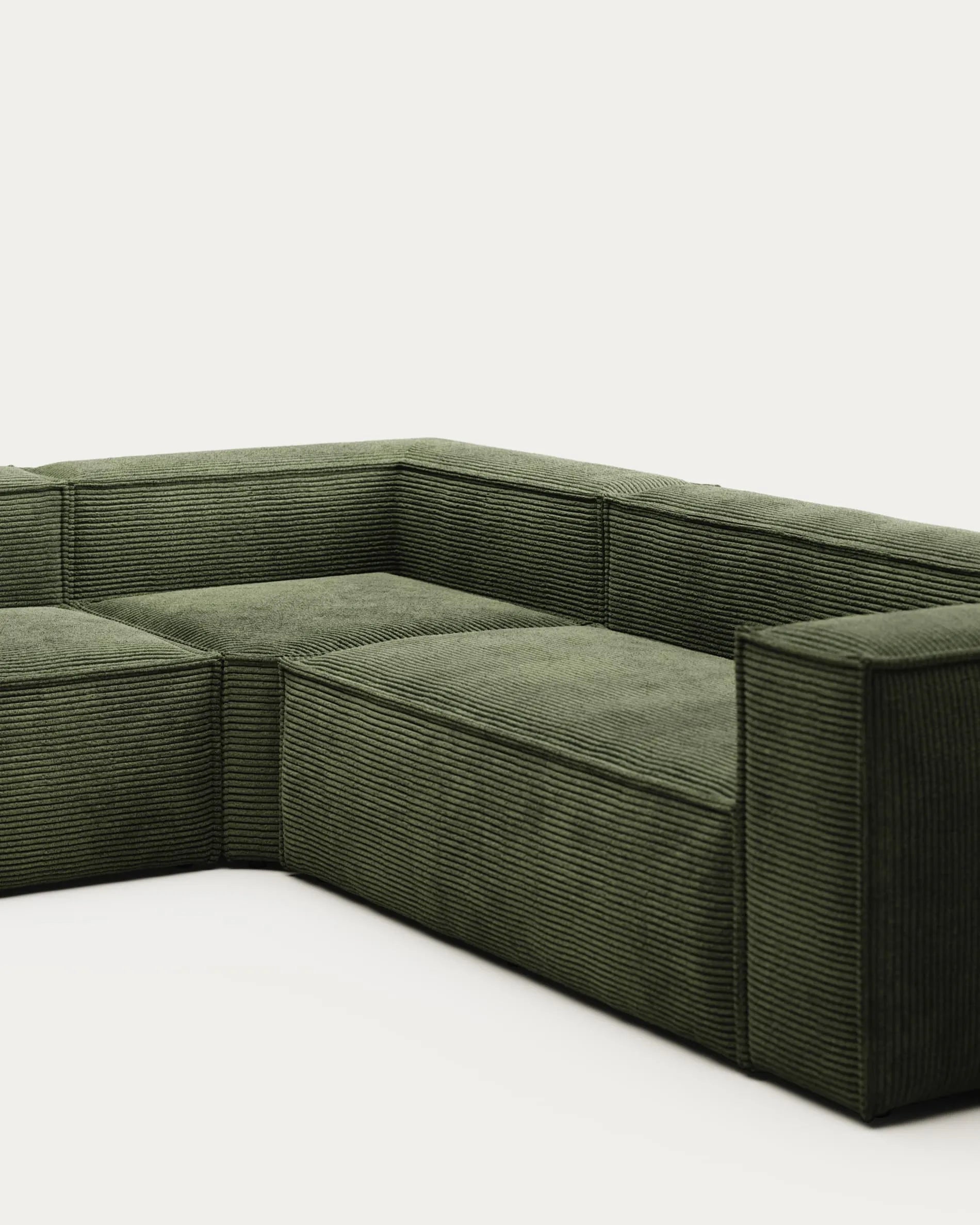 Elegantes Ecksofa in grünem Cord, bietet Platz für 5, mit FSC-zertifiziertem Holz, modular und komfortabel.