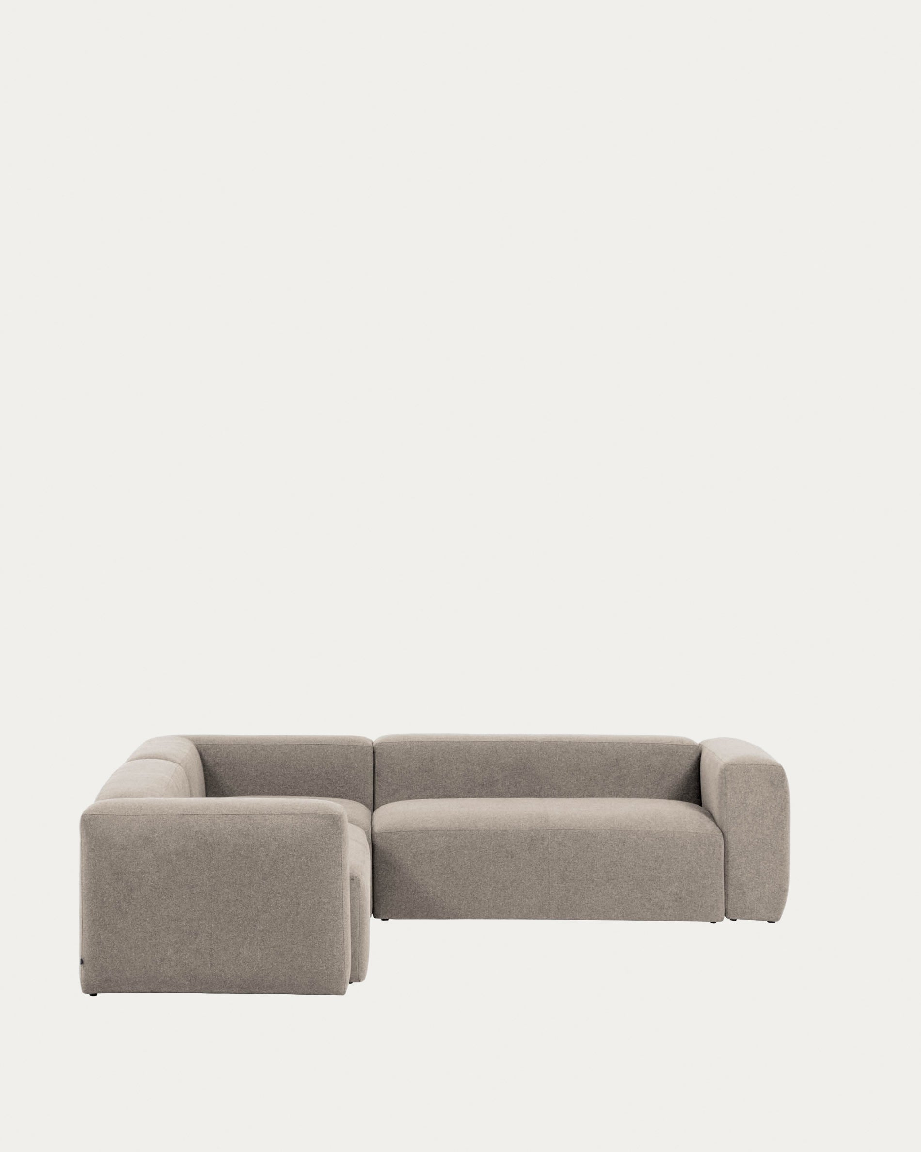 Beige Blok 4 seater corner beige 290 x 290 cm FSC Mix Credit in Beige präsentiert im Onlineshop von KAQTU Design AG. 4er Sofa ist von Kave Home