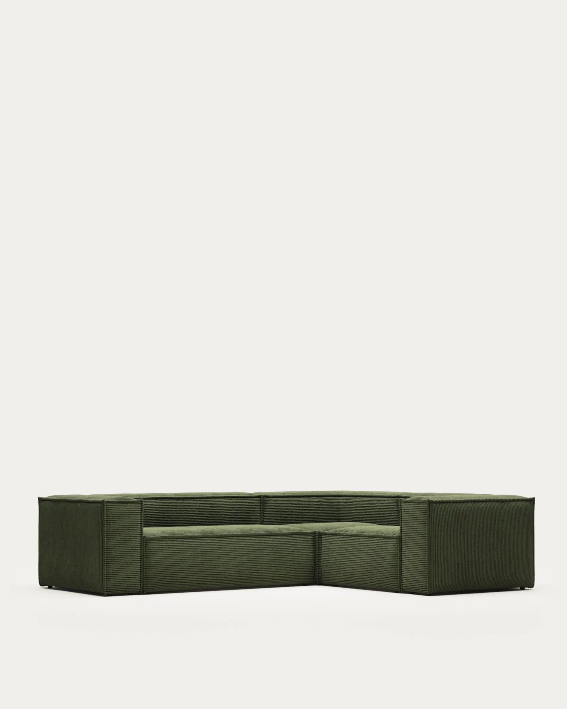 Das Blok 3-Sitzer-Ecksofa in grünem Cord von Kave Home vereint Stil, Komfort und Nachhaltigkeit. Perfekt für Ihr Wohnzimmer.