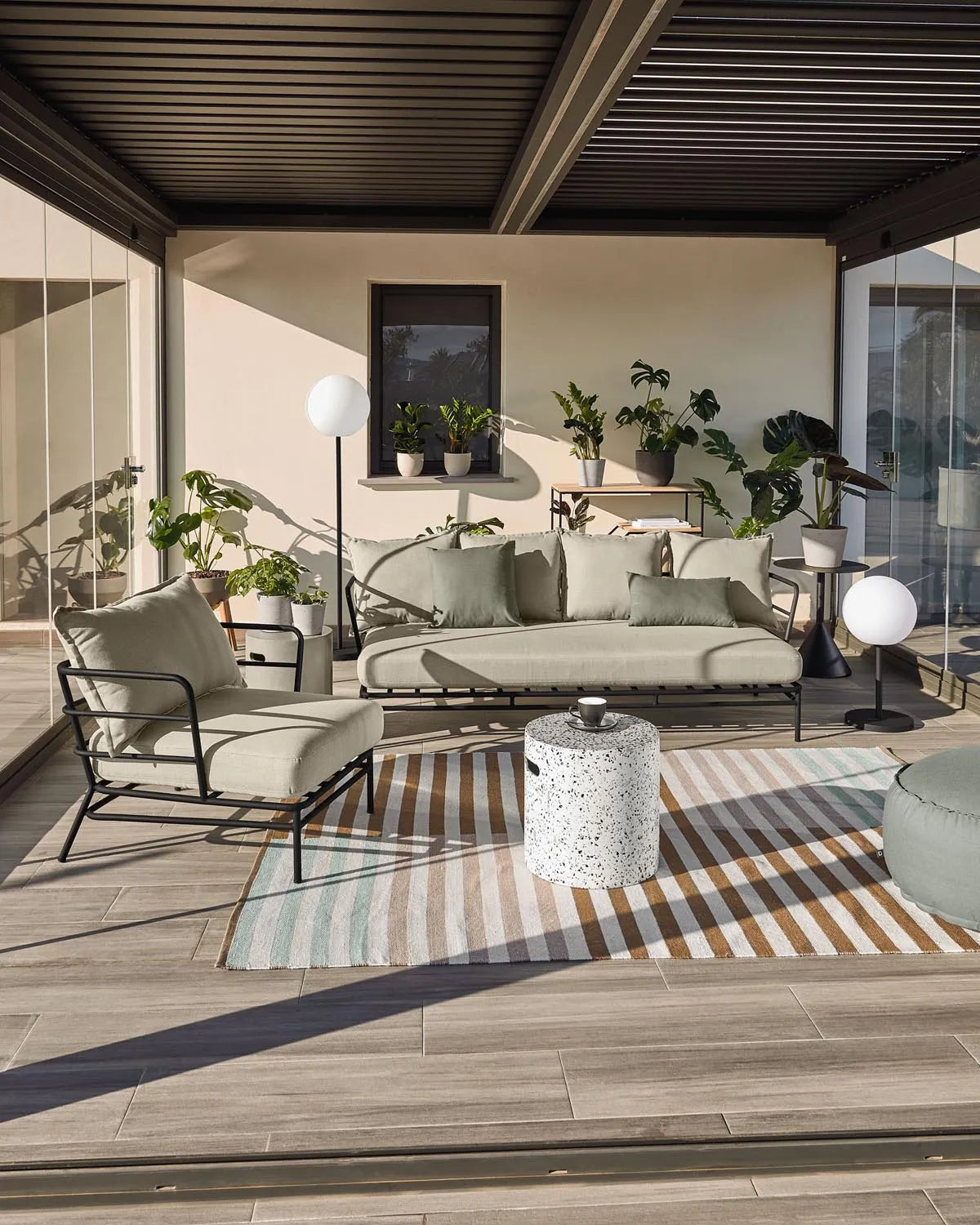 Mareluz Sessel aus schwarzem Stahl in Beige, Schwarz präsentiert im Onlineshop von KAQTU Design AG. Outdoor-Sessel mit Armlehnen ist von Kave Home