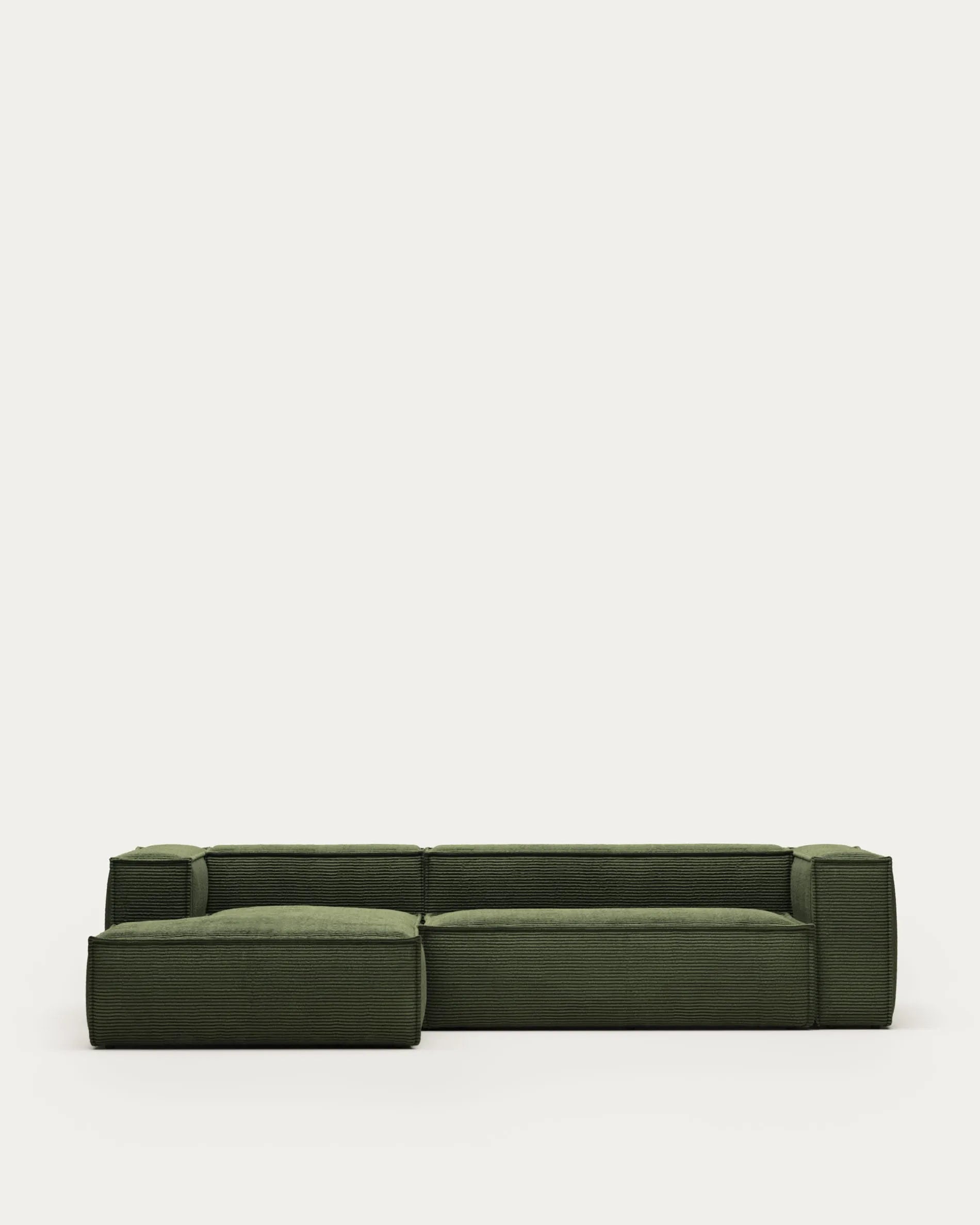 3D-Modell eines grünen Cord-Sofas mit linker Chaiselongue, 300 cm, FSC-zertifiziert, für AR geeignet.