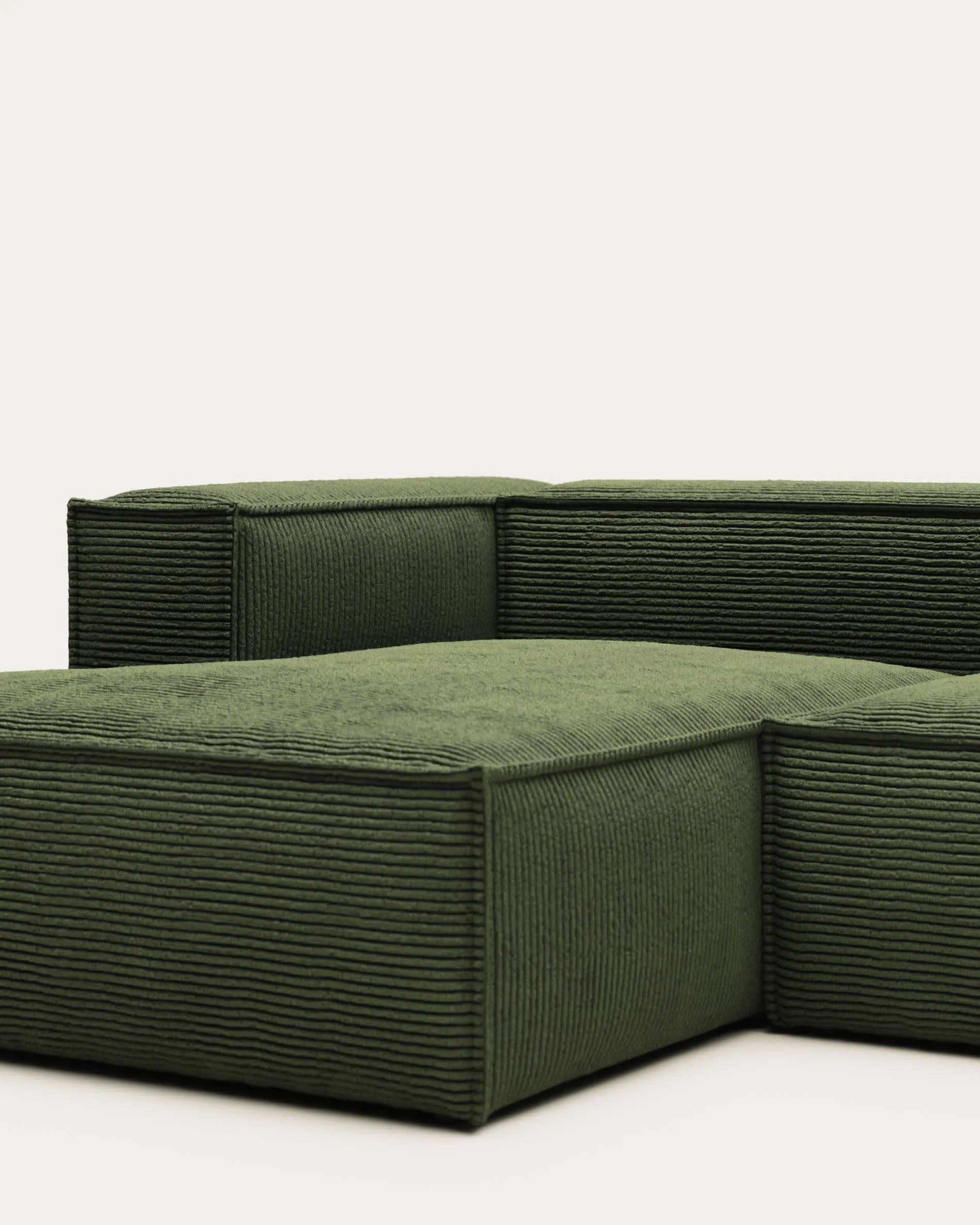 Elegantes 3-Sitzer-Sofa in grünem Cord mit linker Chaiselongue, 300 cm breit, FSC-zertifiziert, für stilvollen Komfort.