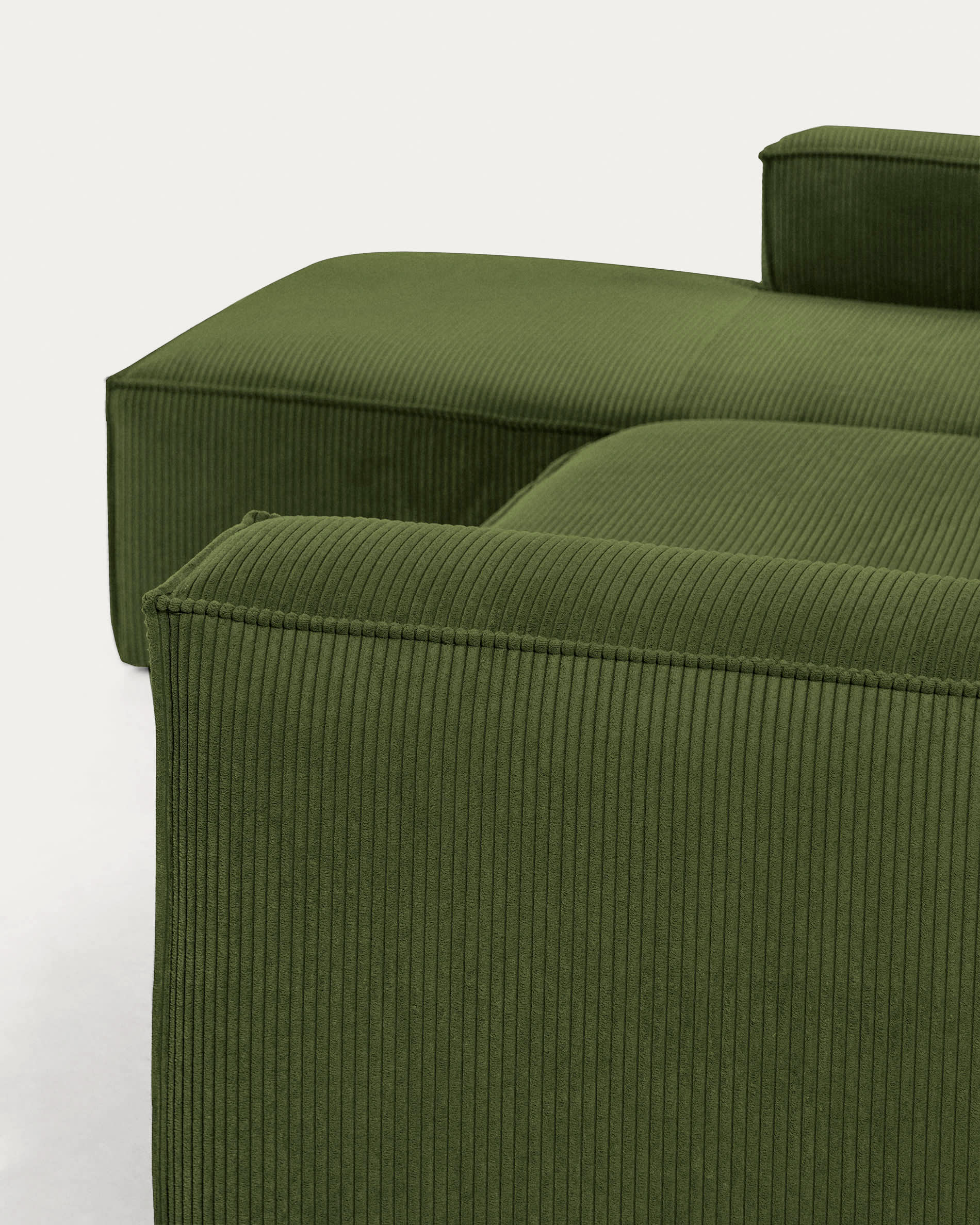 Blok 3-Sitzer-Sofa mit Chaiselongue links breiter Cord grün 300 cm FSC Mix Credit in Grün präsentiert im Onlineshop von KAQTU Design AG. 3er Sofa ist von Kave Home