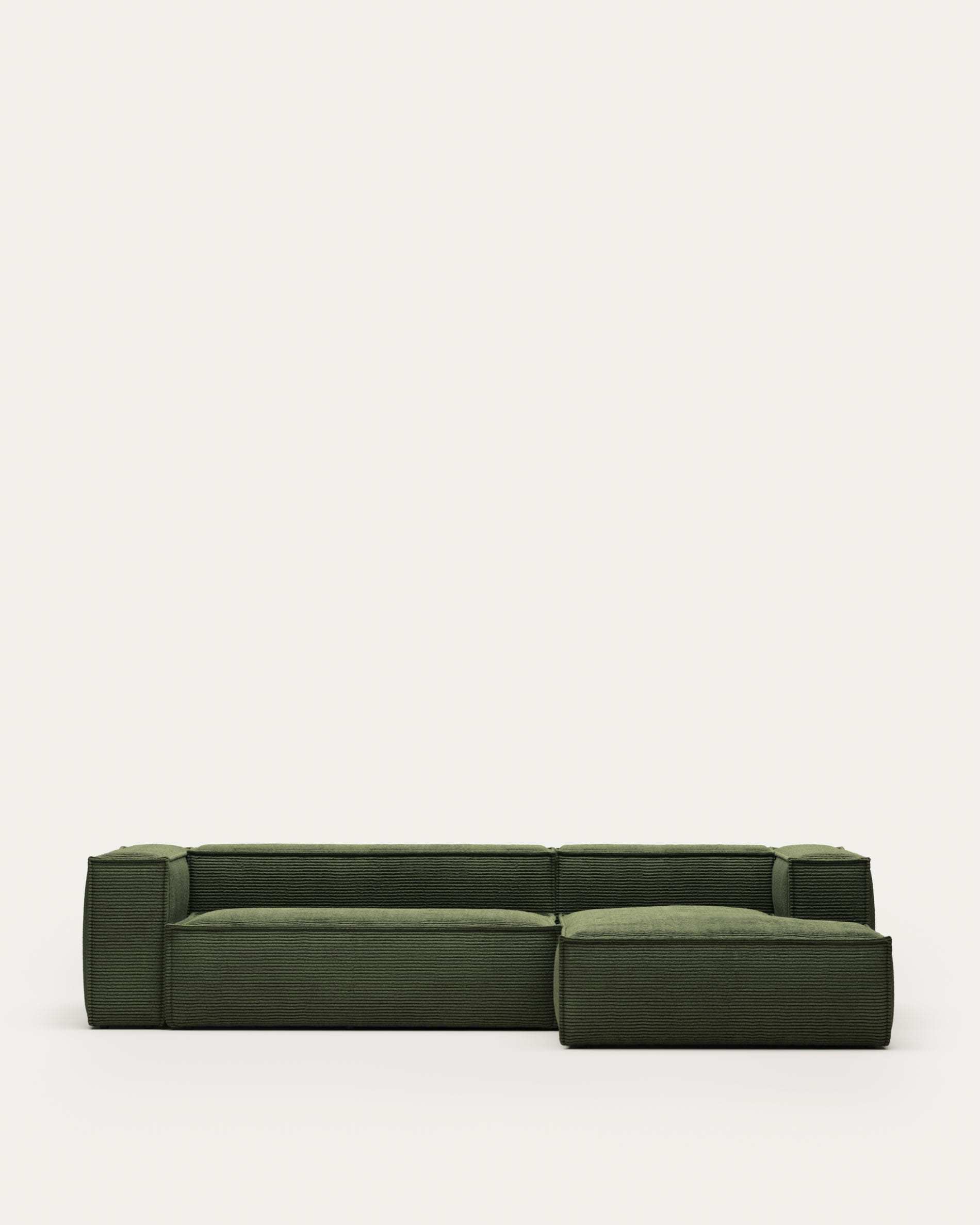 Blok 3-Sitzer-Sofa mit Chaiselongue rechts breiter Cord grün 300 cm FSC Mix Credit in Grün präsentiert im Onlineshop von KAQTU Design AG. 3er Sofa ist von Kave Home