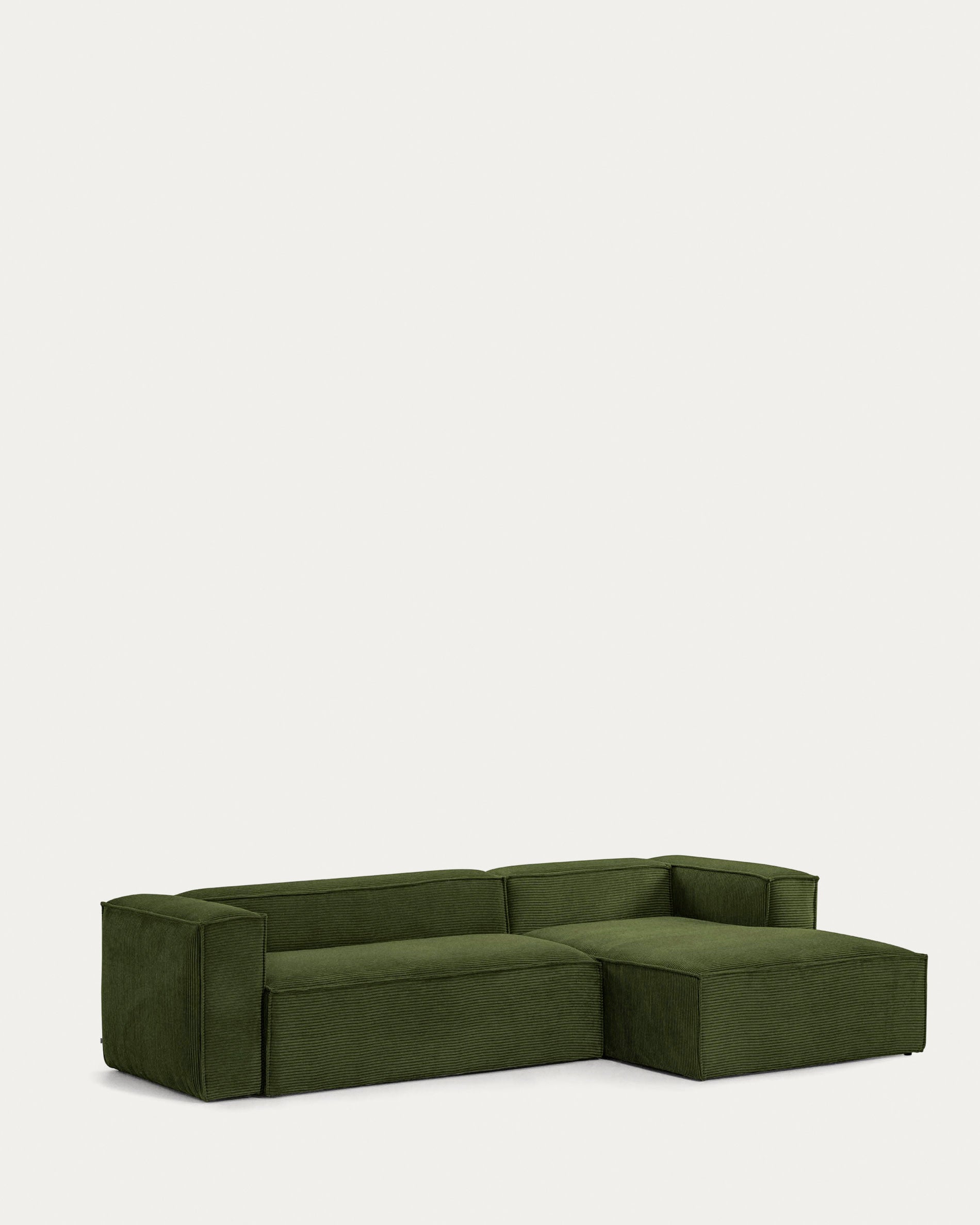 Blok 3-Sitzer-Sofa mit Chaiselongue rechts breiter Cord grün 300 cm FSC Mix Credit in Grün präsentiert im Onlineshop von KAQTU Design AG. 3er Sofa ist von Kave Home