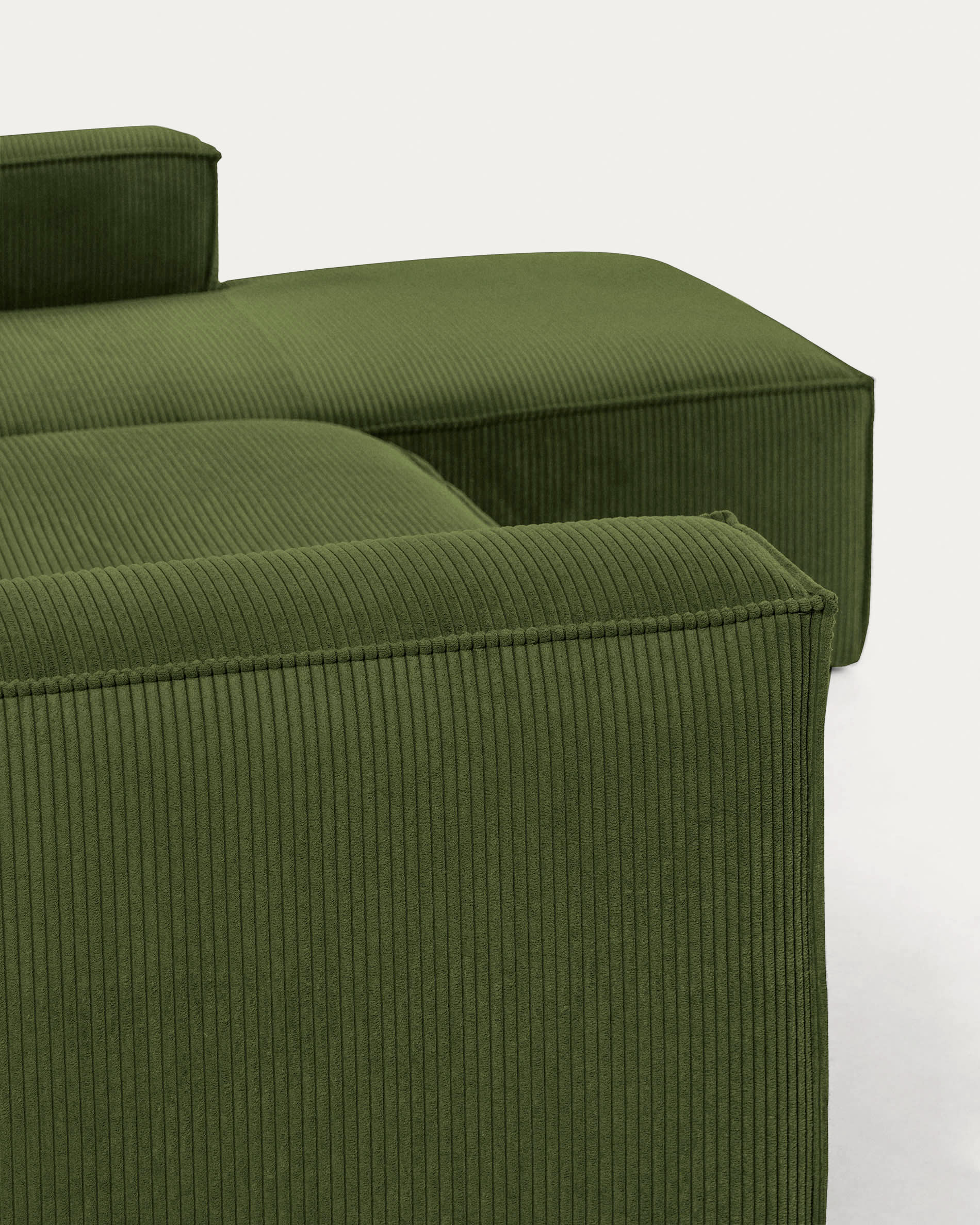 Blok 3-Sitzer-Sofa mit Chaiselongue rechts breiter Cord grün 300 cm FSC Mix Credit in Grün präsentiert im Onlineshop von KAQTU Design AG. 3er Sofa ist von Kave Home