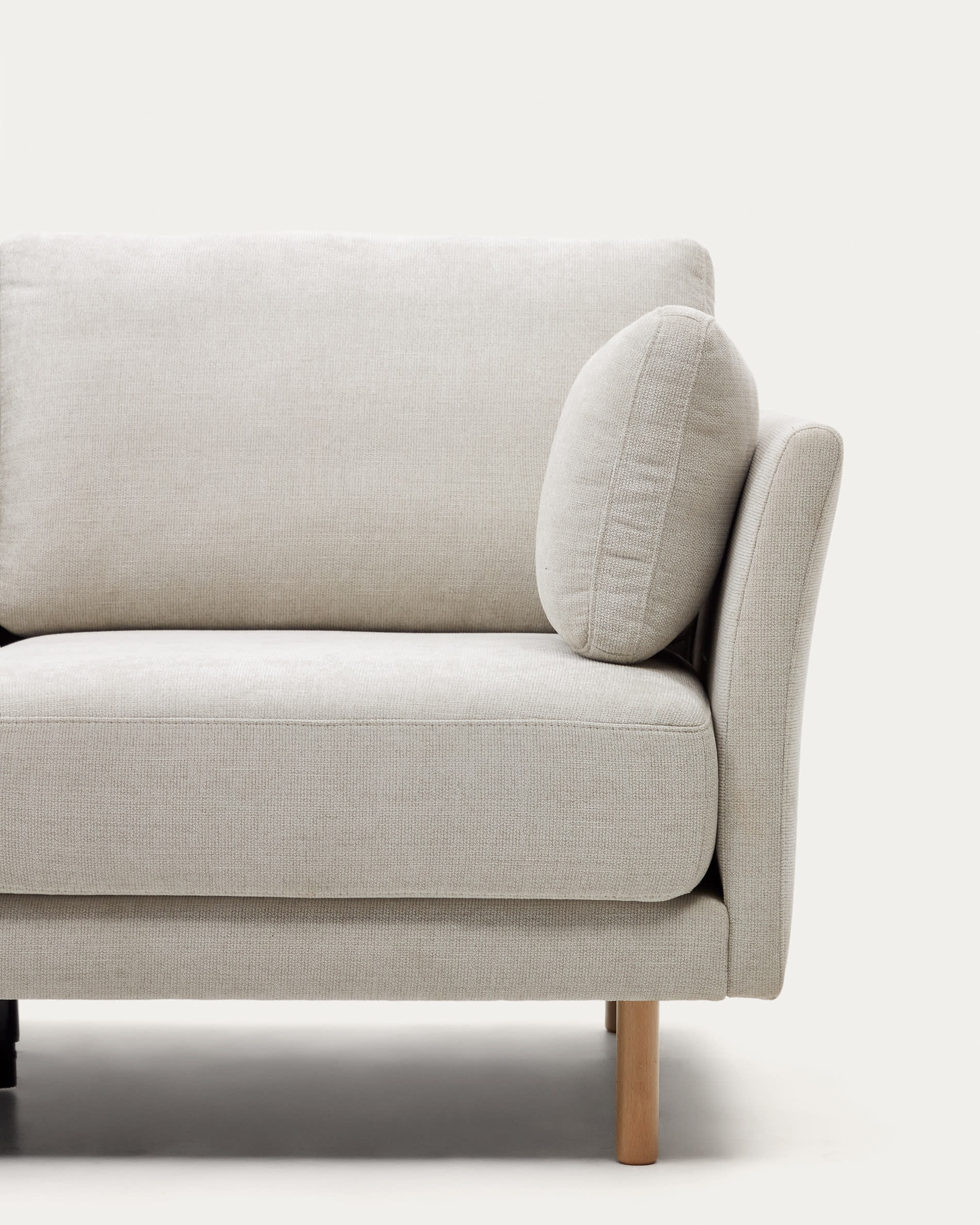 Gilma 2-Sitzer-Sofa aus Chenille in Perle und Beine mit natürlichem Finish 170 cm in Grau präsentiert im Onlineshop von KAQTU Design AG. 2er Sofa ist von Kave Home