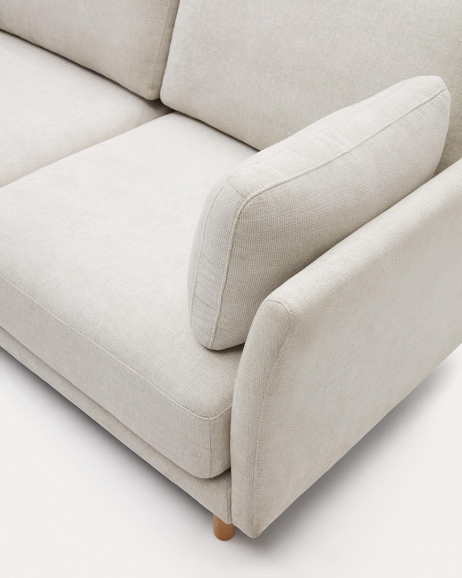 Gilma 2-Sitzer-Sofa aus Chenille in Perle und Beine mit natürlichem Finish 170 cm in Grau präsentiert im Onlineshop von KAQTU Design AG. 2er Sofa ist von Kave Home