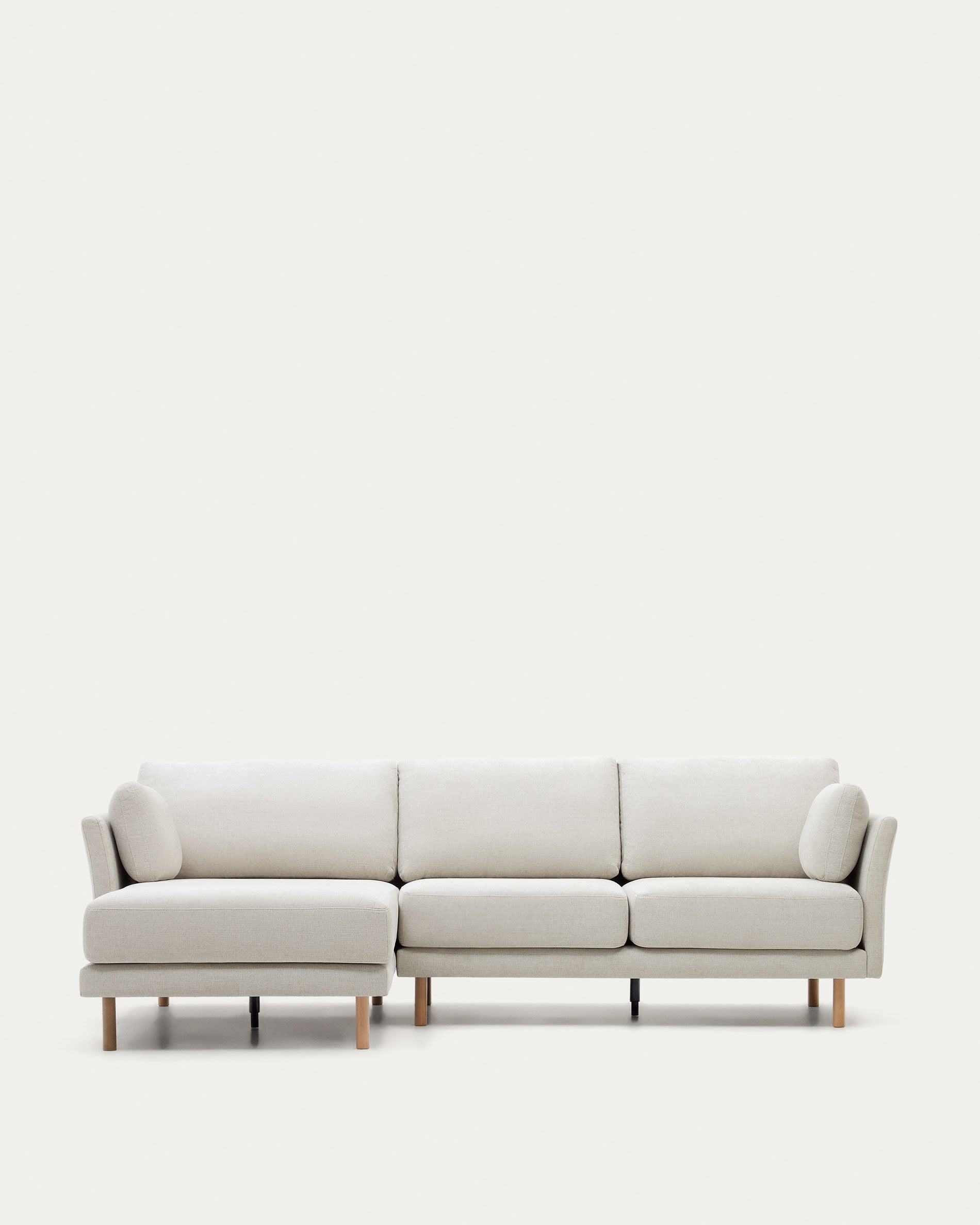 Gilma 3-Sitzer-Sofa Chaiselongue rechts/links Chenille in Perle Beine naturfarben 260 cm in Grau präsentiert im Onlineshop von KAQTU Design AG. 3er Sofa ist von Kave Home