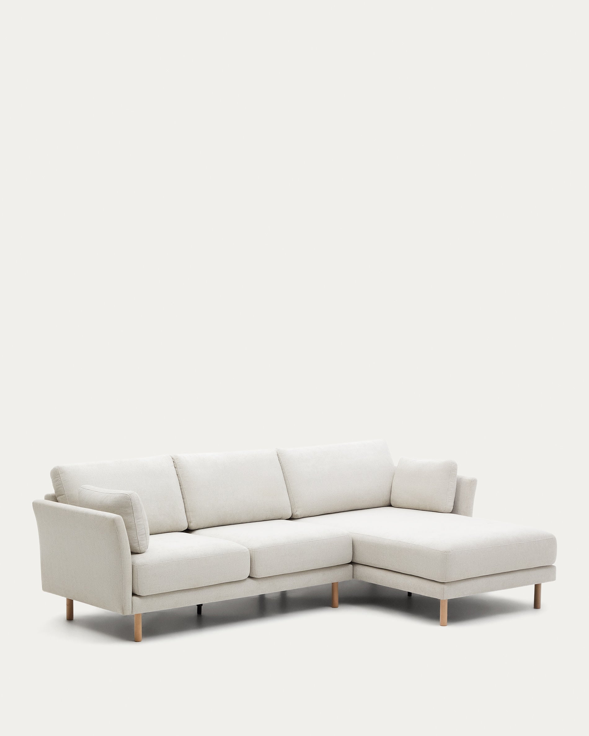 Gilma 3-Sitzer-Sofa Chaiselongue rechts/links Chenille in Perle Beine naturfarben 260 cm in Grau präsentiert im Onlineshop von KAQTU Design AG. 3er Sofa ist von Kave Home