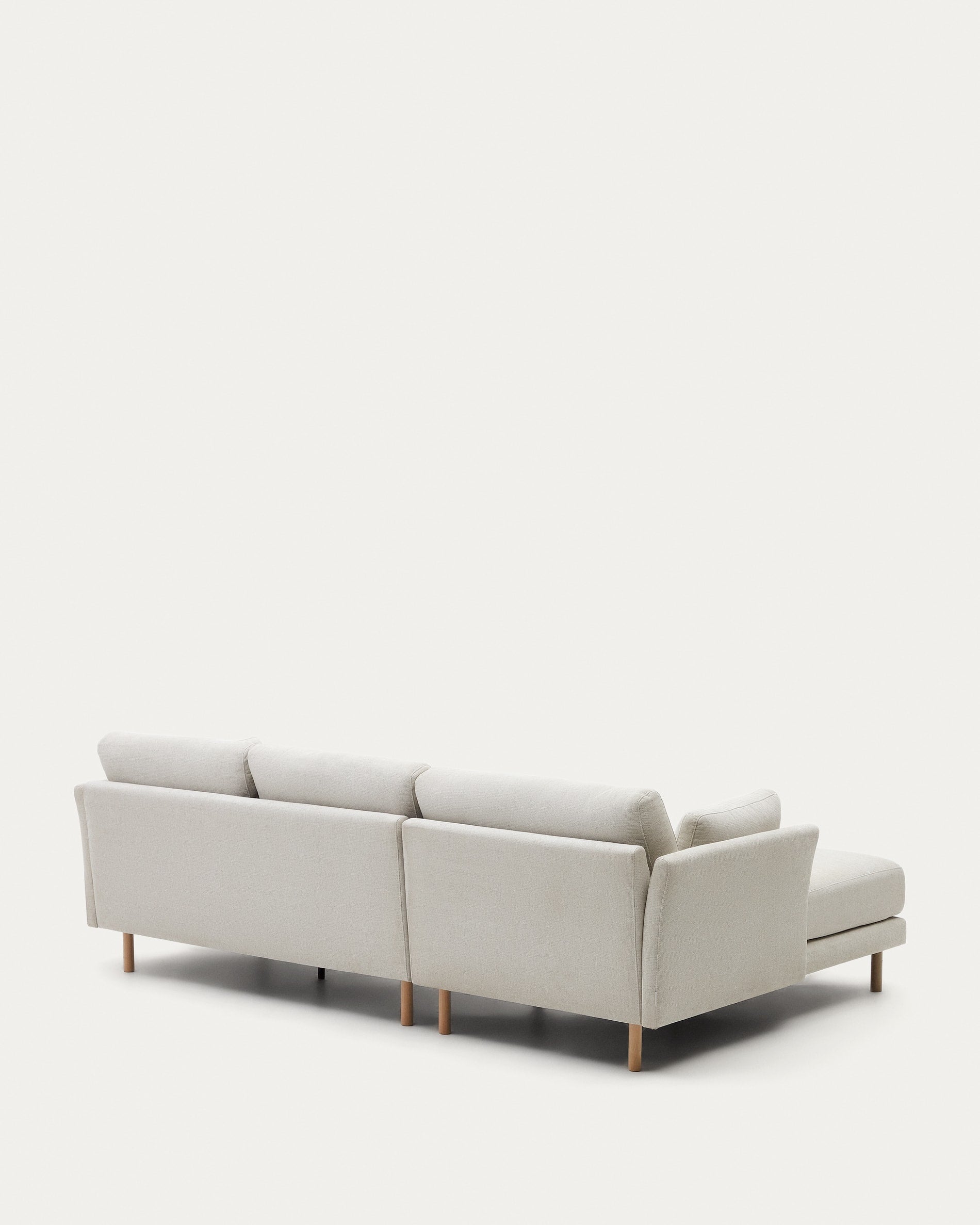 Gilma 3-Sitzer-Sofa Chaiselongue rechts/links Chenille in Perle Beine naturfarben 260 cm in Grau präsentiert im Onlineshop von KAQTU Design AG. 3er Sofa ist von Kave Home